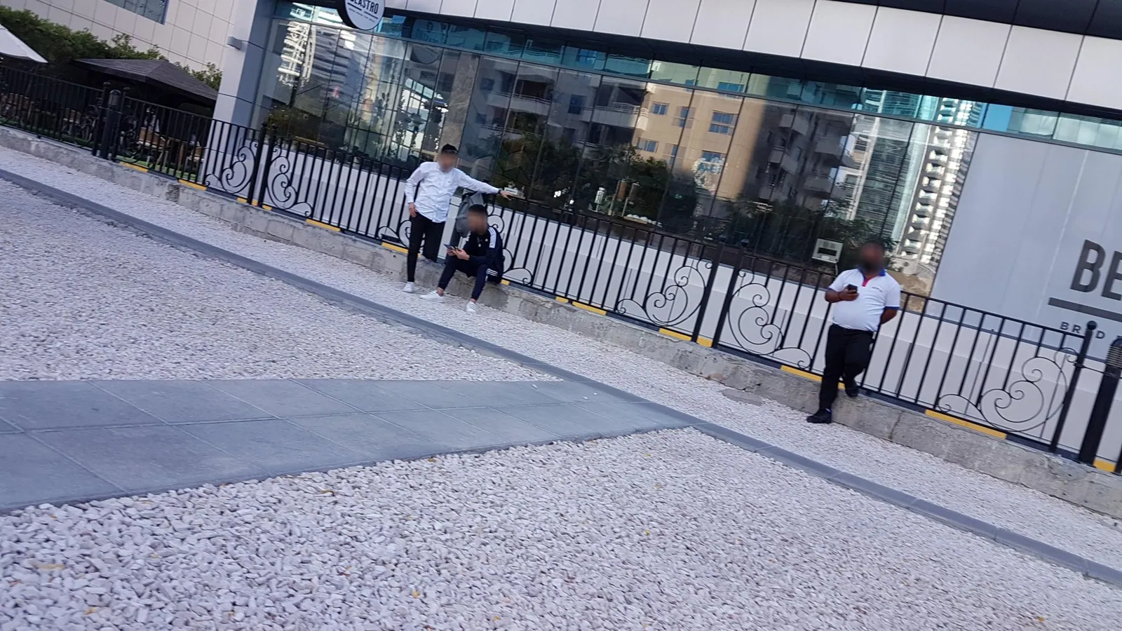 Vue depuis la rue, en direction de First Central Hotel Suites (photo Mapillary)