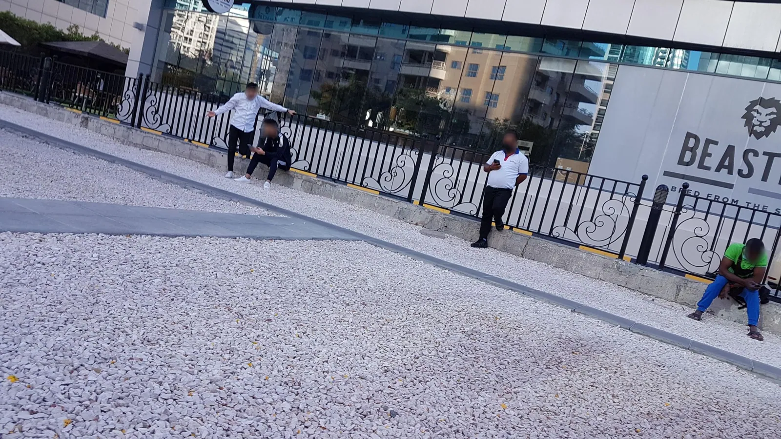 Vue depuis la rue, en direction de First Central Hotel Suites (photo Mapillary)