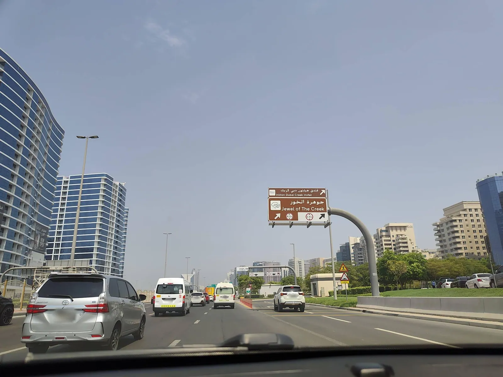 Vue depuis la rue, en direction de Flora Creek Deluxe Hotel Apartments (photo Mapillary)