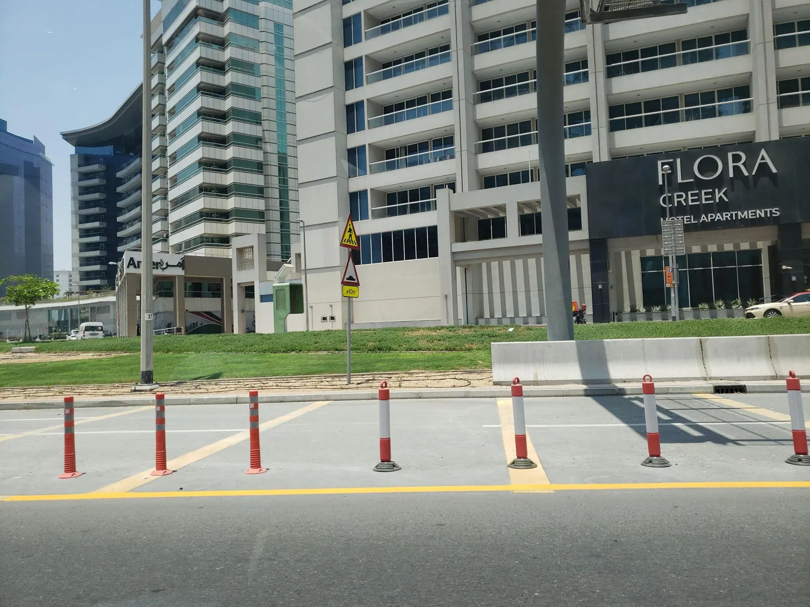 Vue depuis la rue, en direction de Flora Creek Deluxe Hotel Apartments (photo Mapillary)
