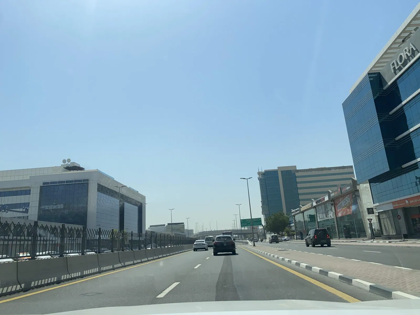 Vue depuis la rue, en direction de Flora Inn Hotel Dubai Airport (photo Mapillary)