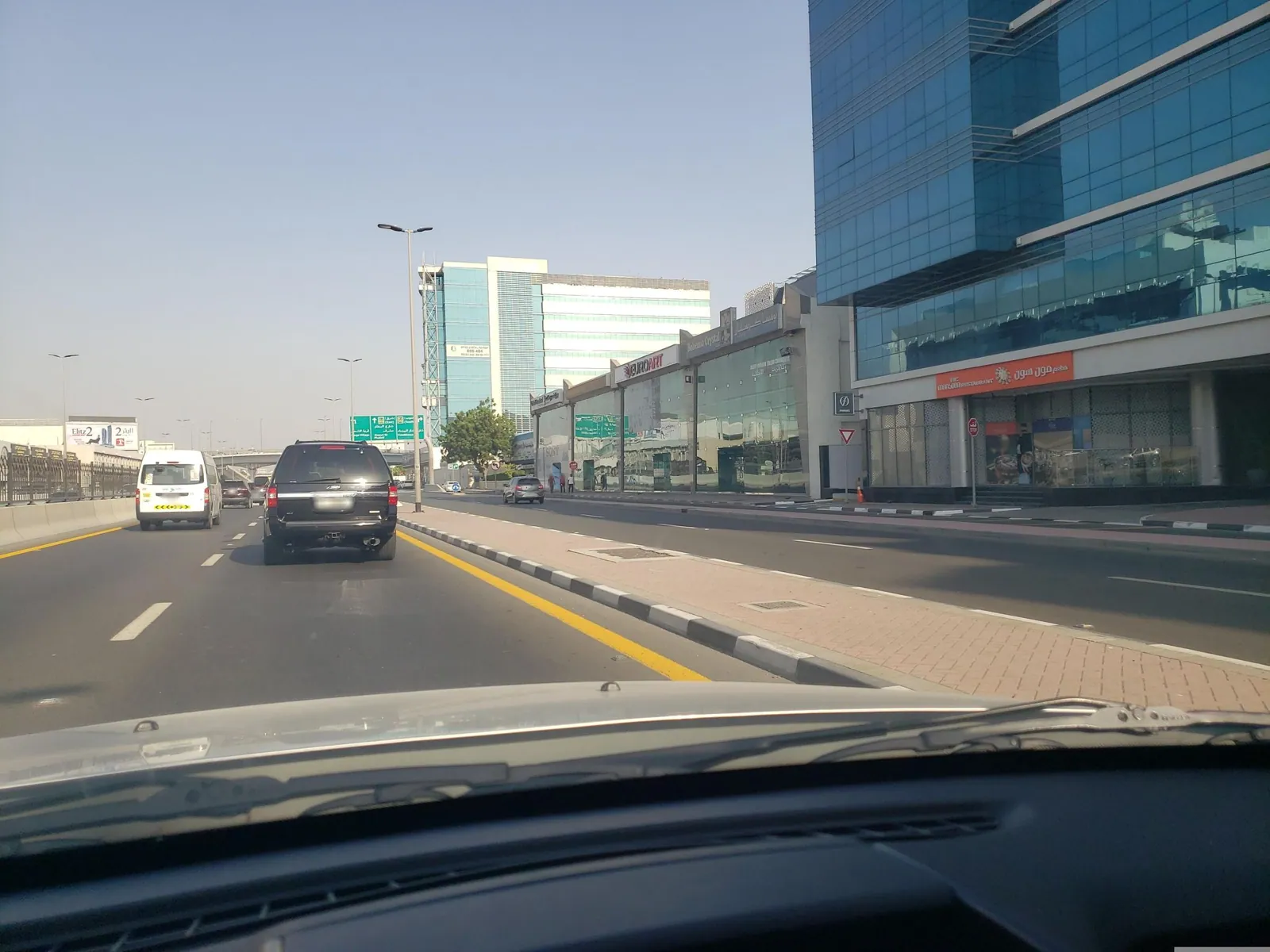 Vue depuis la rue, en direction de Flora Inn Hotel Dubai Airport (photo Mapillary)