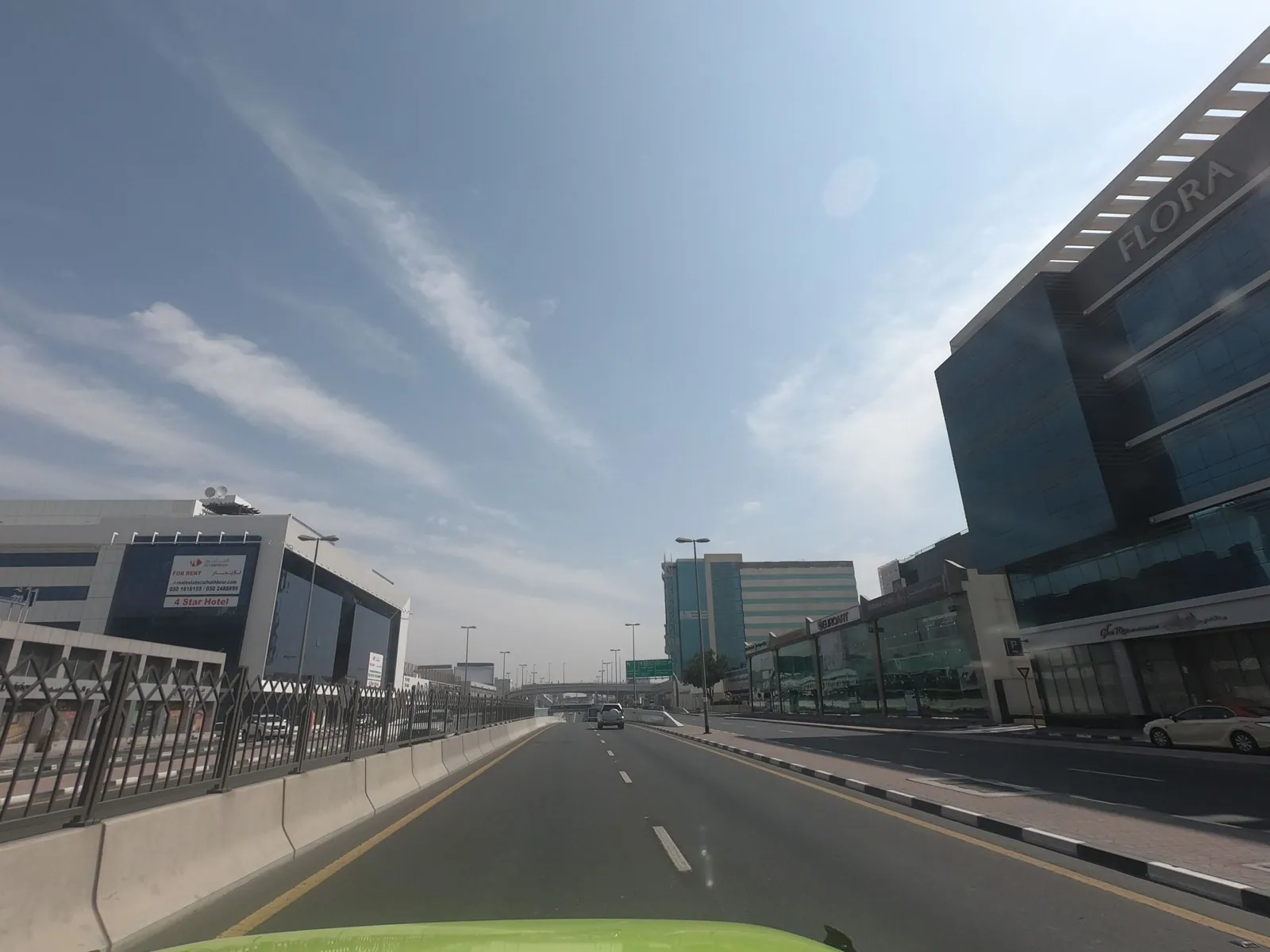 Vue depuis la rue, en direction de Flora Inn Hotel Dubai Airport (photo Mapillary)