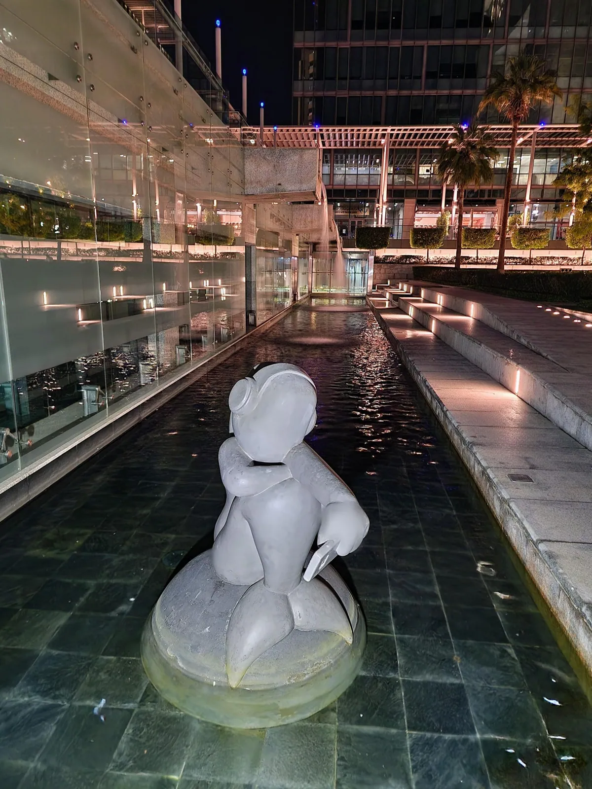 Vue depuis la rue, en direction de Four Seasons Hotel Dubai International Financial Centre (photo Mapillary)