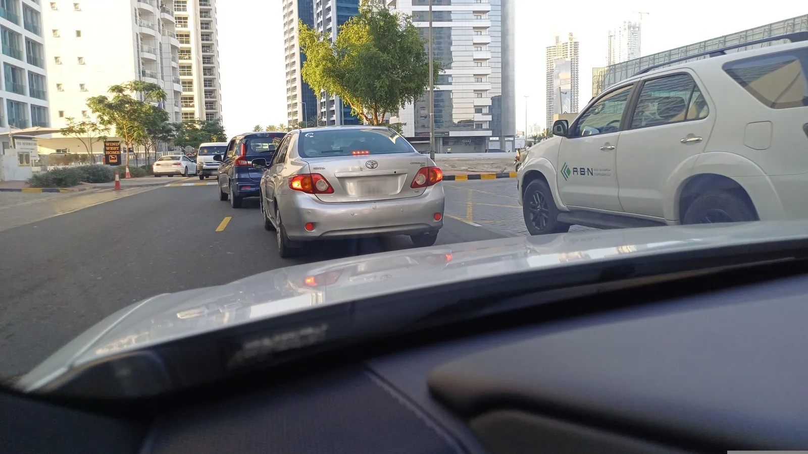 Vue depuis la rue, en direction de Golden Tulip Media Hotel (photo Mapillary)