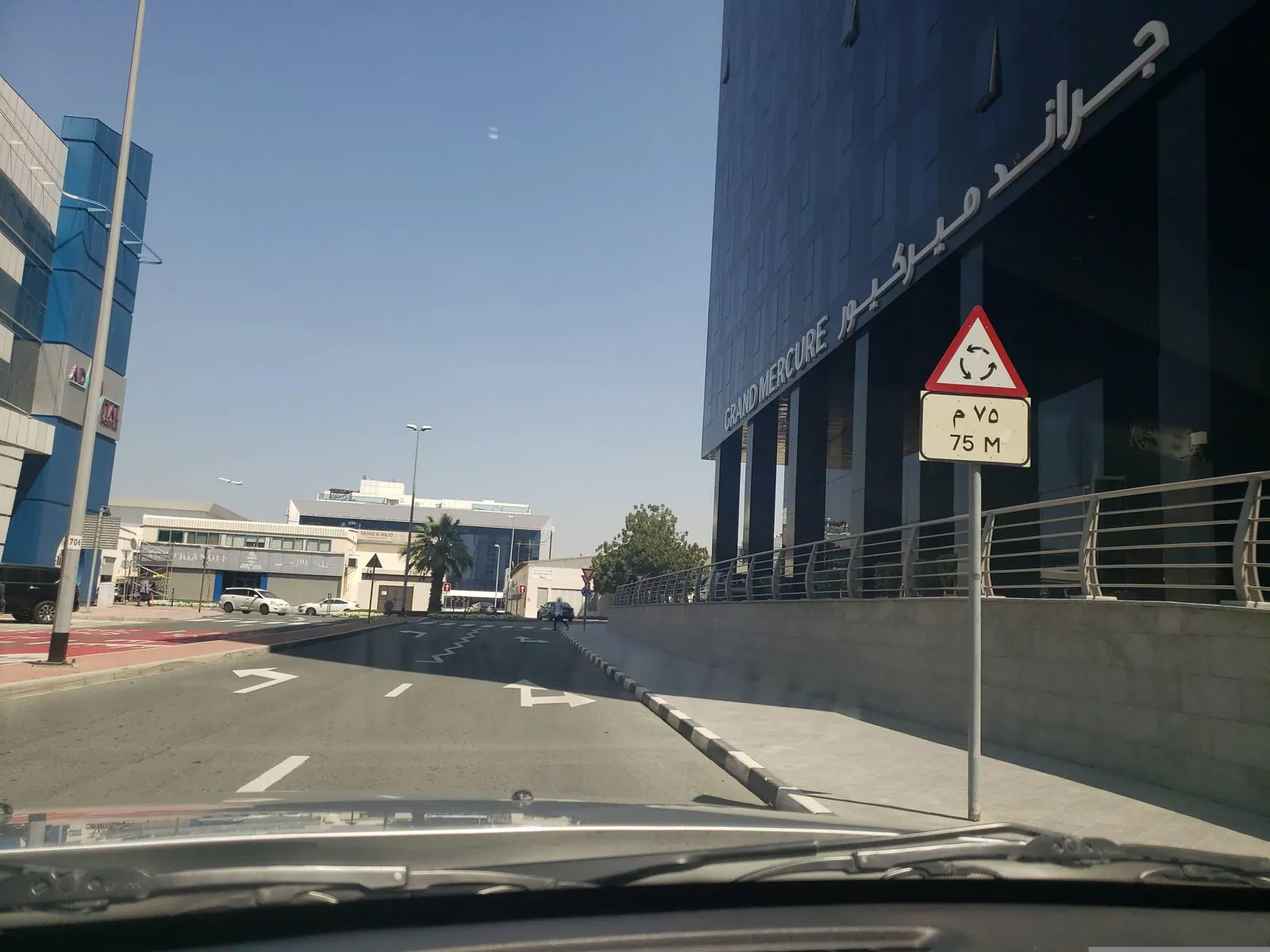 Vue depuis la rue, en direction de Grand Mercure Hotel and Residences Dubai Airport (photo Mapillary)