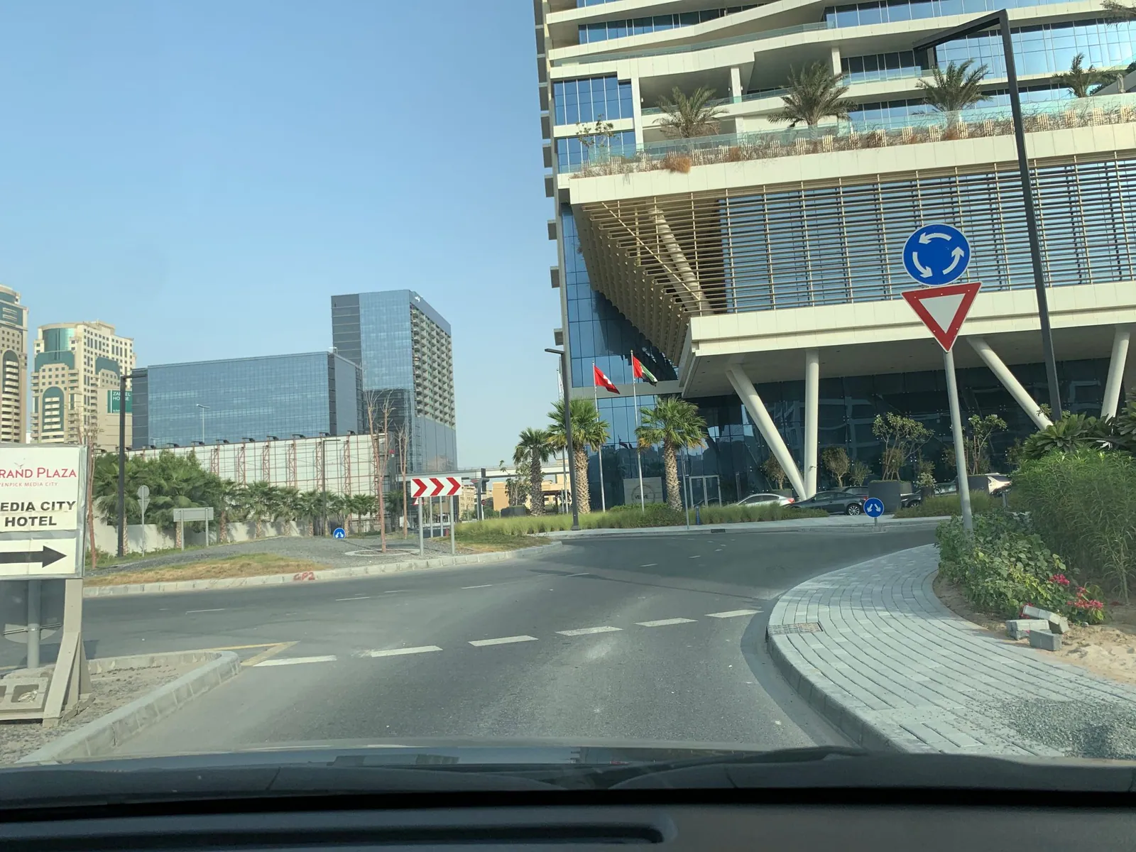 Vue depuis la rue, en direction de Grand Plaza Mövenpick Media City (photo Mapillary)