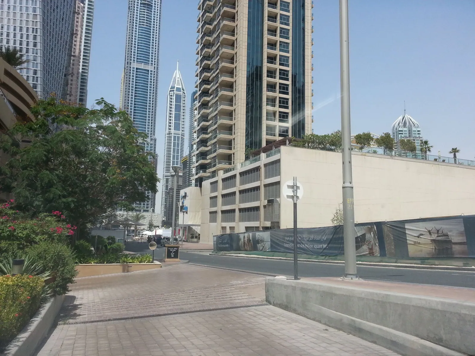 Vue depuis la rue, en direction de Grosvenor House a Luxury Collection Hotel Dubai (photo Mapillary)