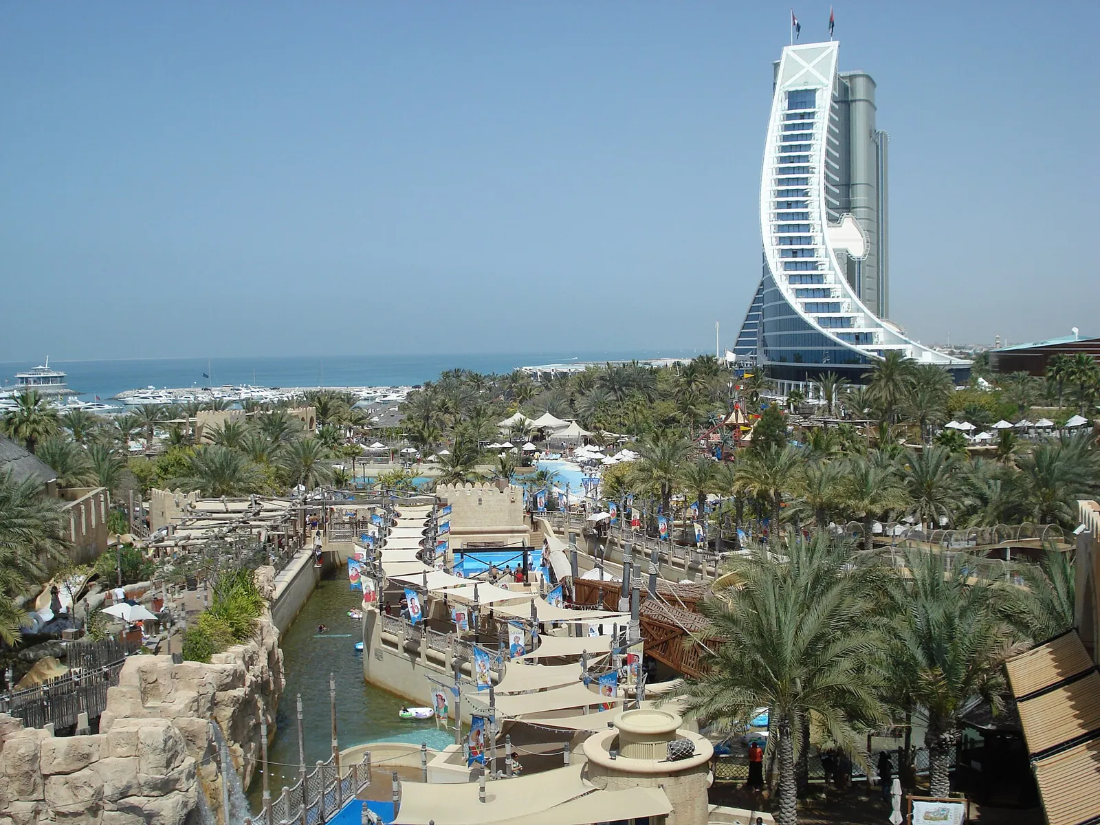 Jumeirah Beach Hotel (photo Wikimedia Commons)