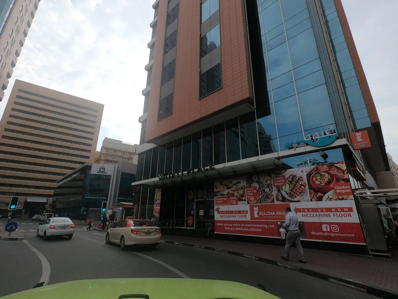 Vue depuis la rue, en direction de Hyatt Place Dubai/Baniyas Square (photo Mapillary)