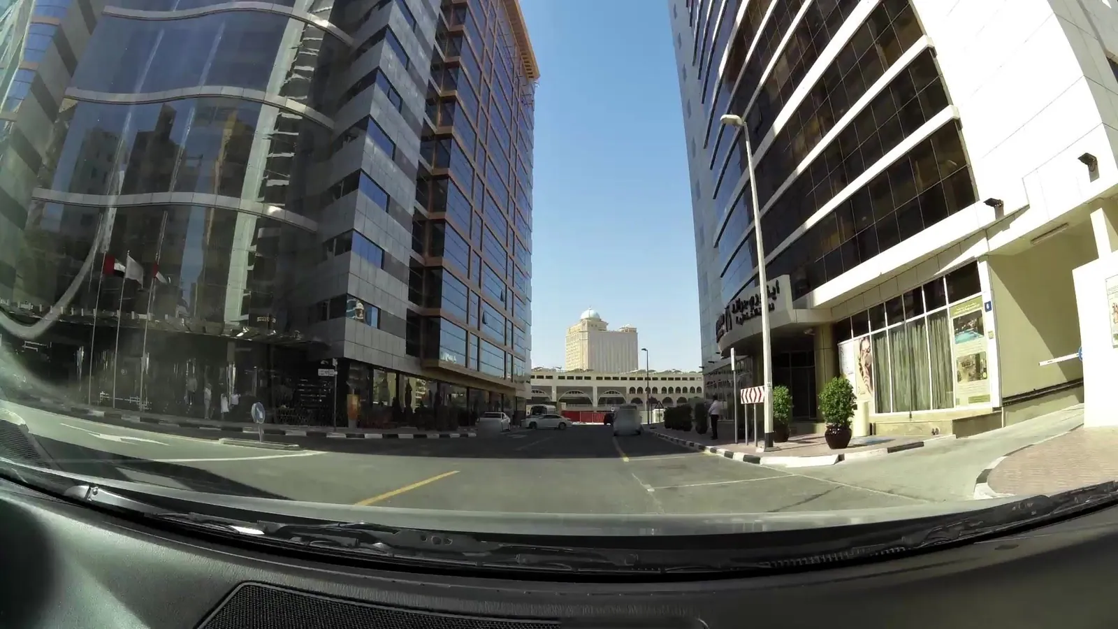 Vue depuis la rue, en direction de Ivory Grand Hotel Apartments (photo Mapillary)