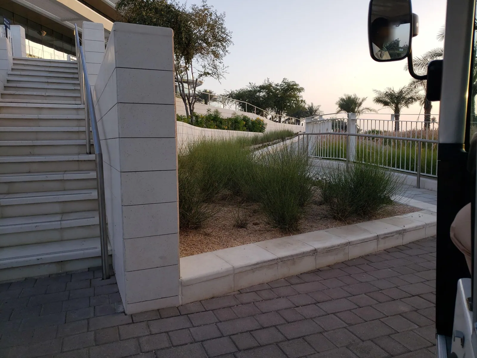 Vue depuis la rue, en direction de JA Lake View Hotel (photo Mapillary)