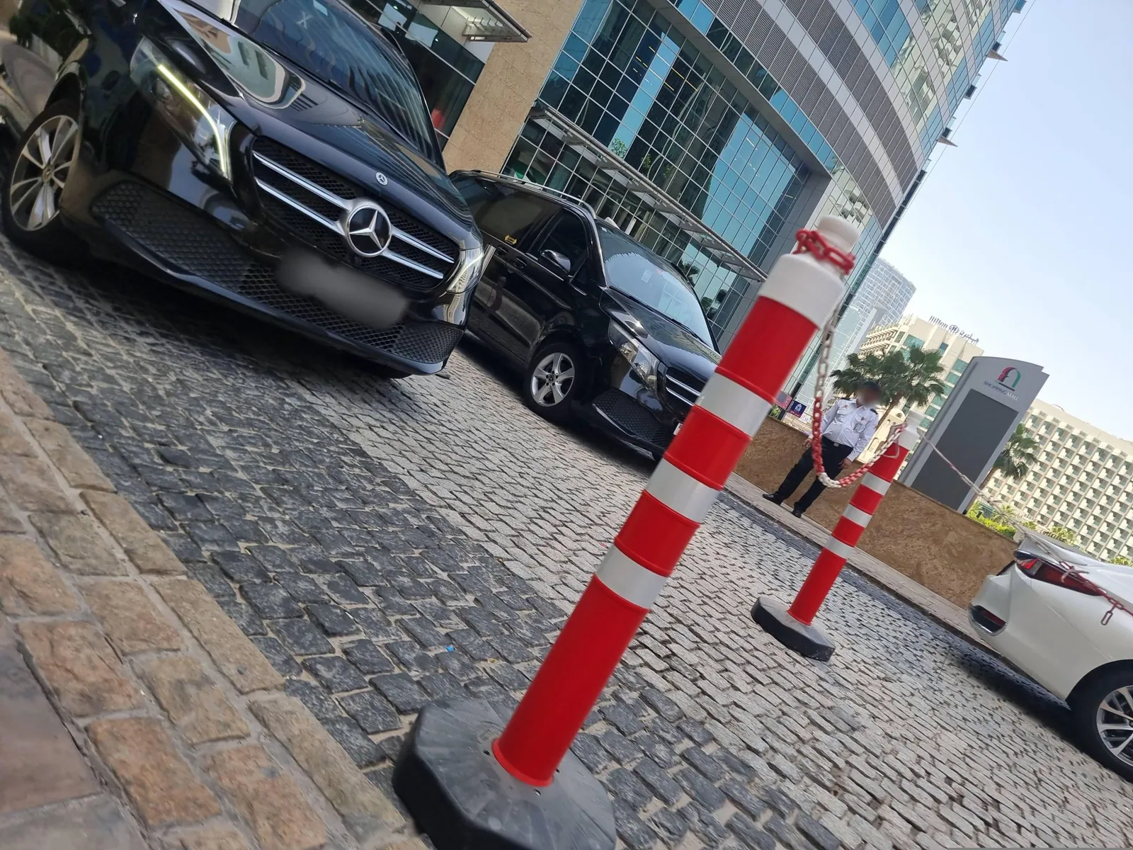 Vue depuis la rue, en direction de JA Oasis Beach Tower Apartments (photo Mapillary)