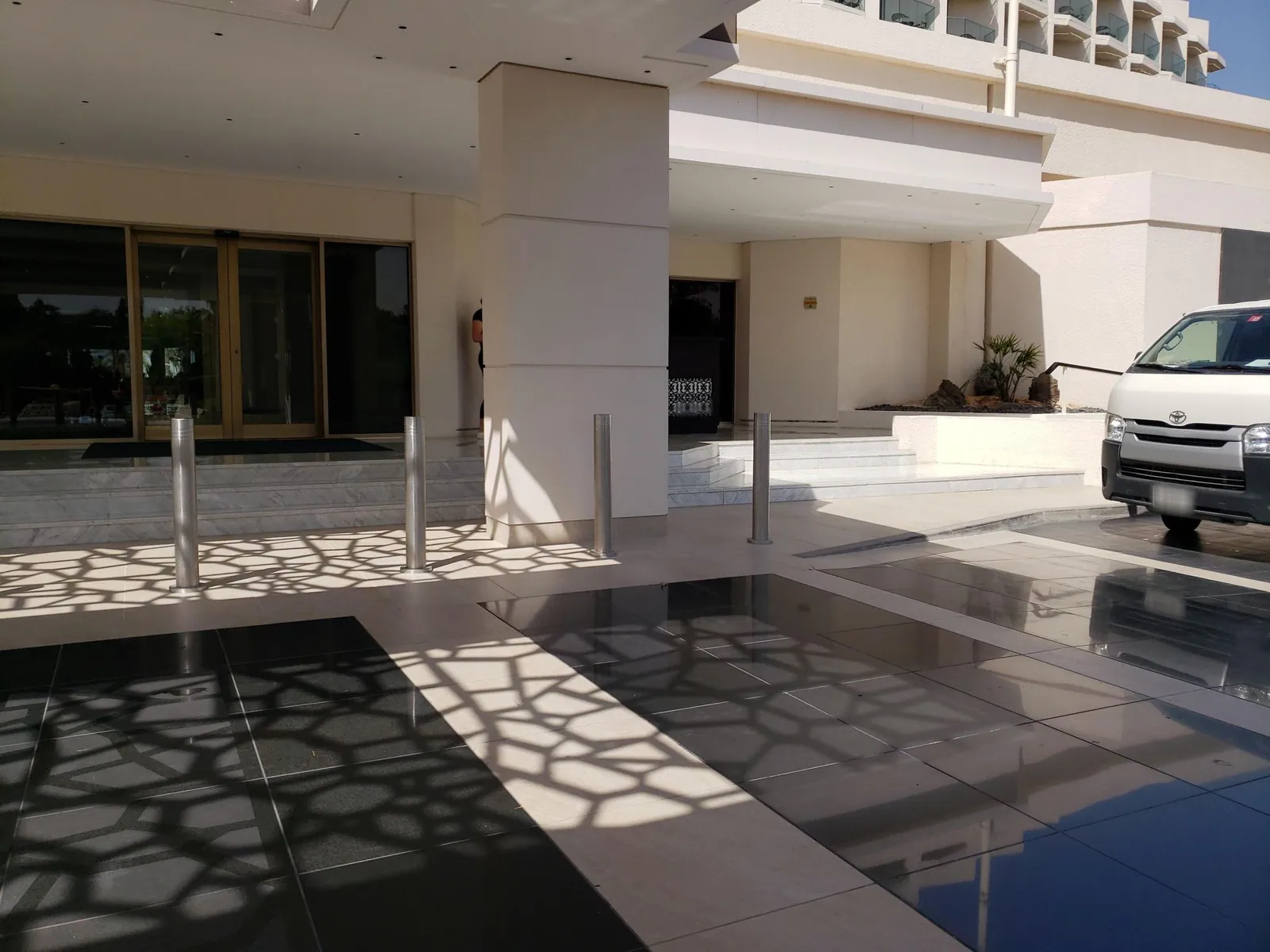 Vue depuis la rue, en direction de JA Beach Hotel (photo Mapillary)