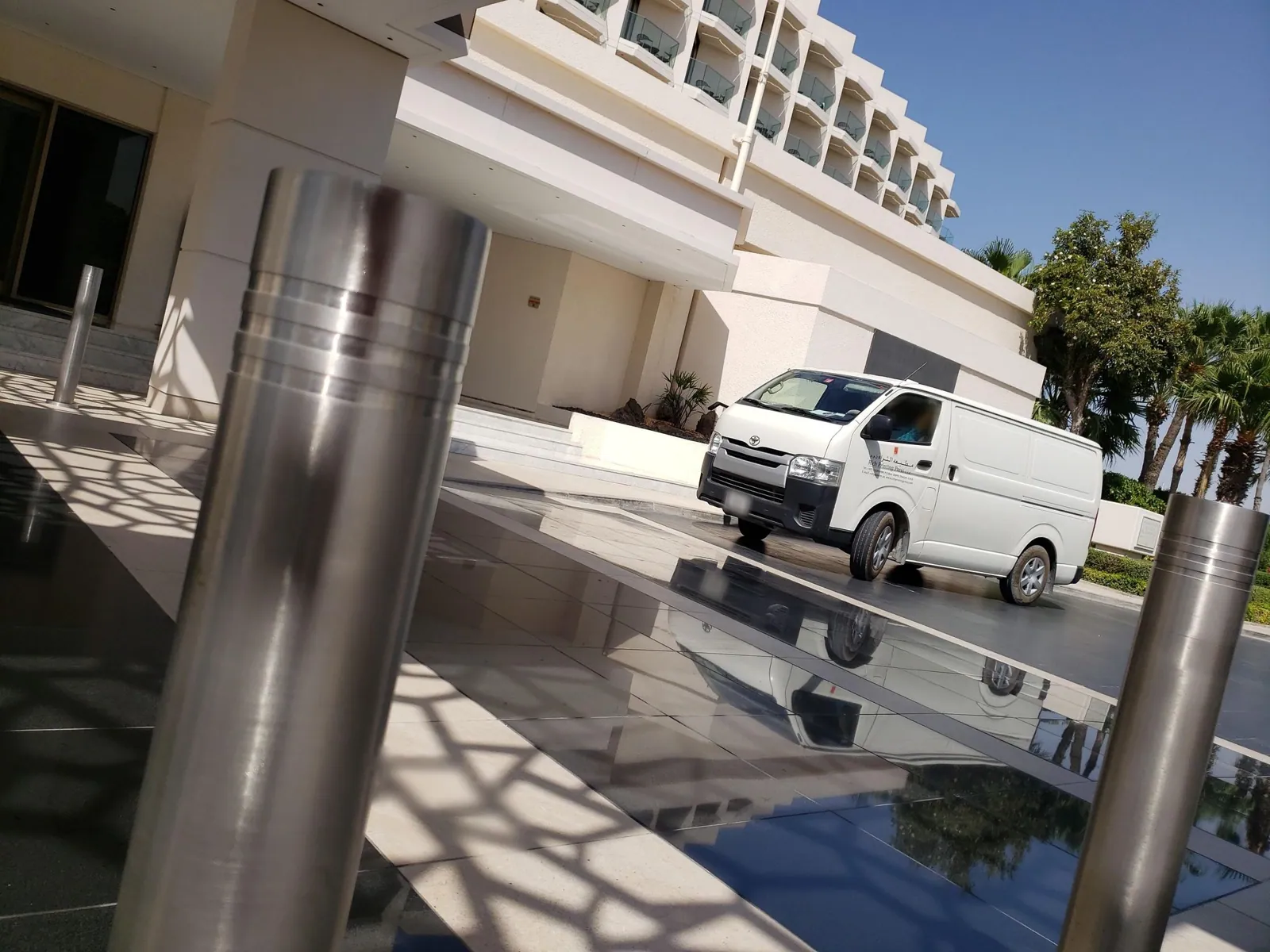 Vue depuis la rue, en direction de JA Beach Hotel (photo Mapillary)