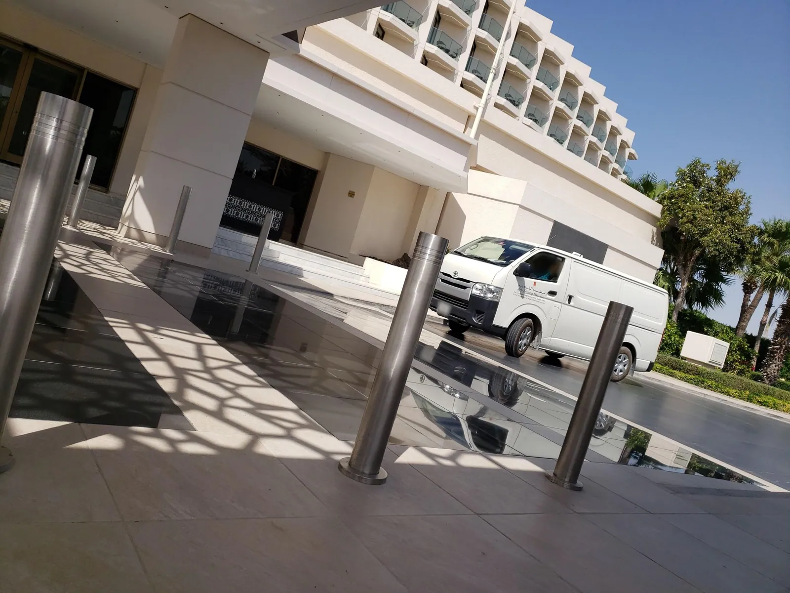 Vue depuis la rue, en direction de JA Beach Hotel (photo Mapillary)