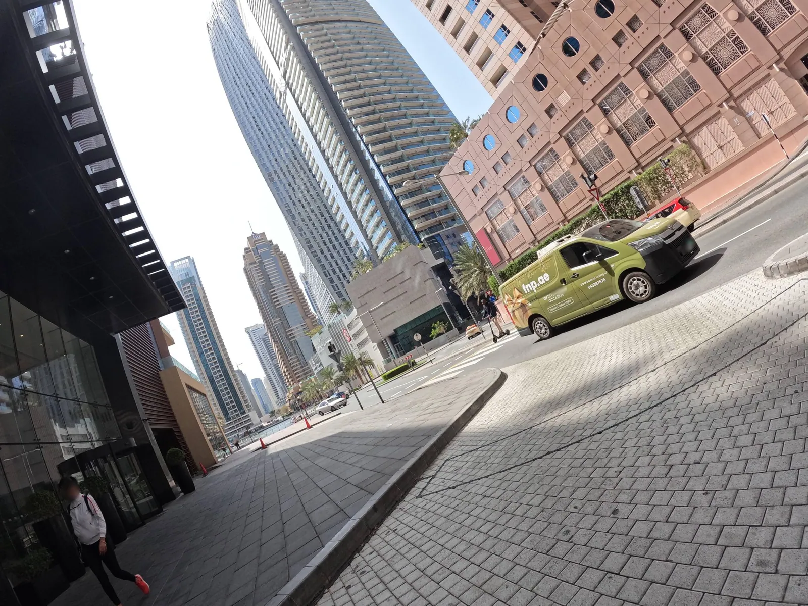 Vue depuis la rue, en direction de Jumeirah Living Marina Gate (photo Mapillary)