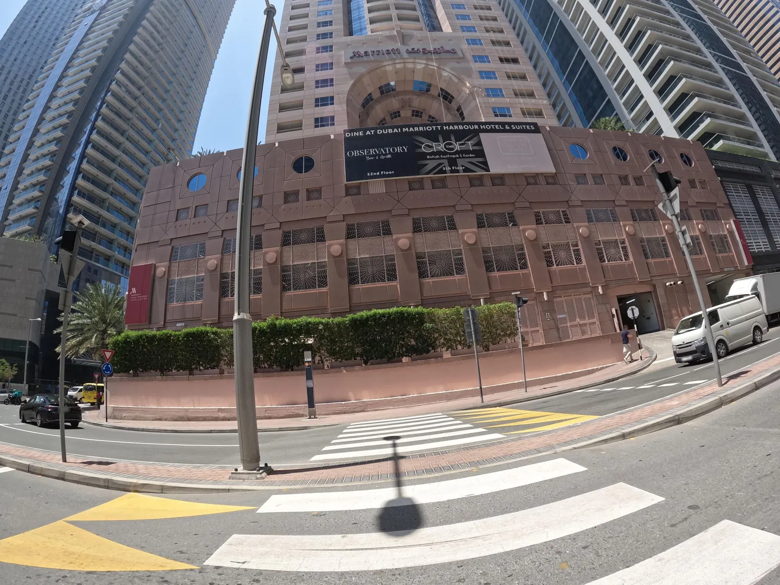 Vue depuis la rue, en direction de Jumeirah Living Marina Gate (photo Mapillary)