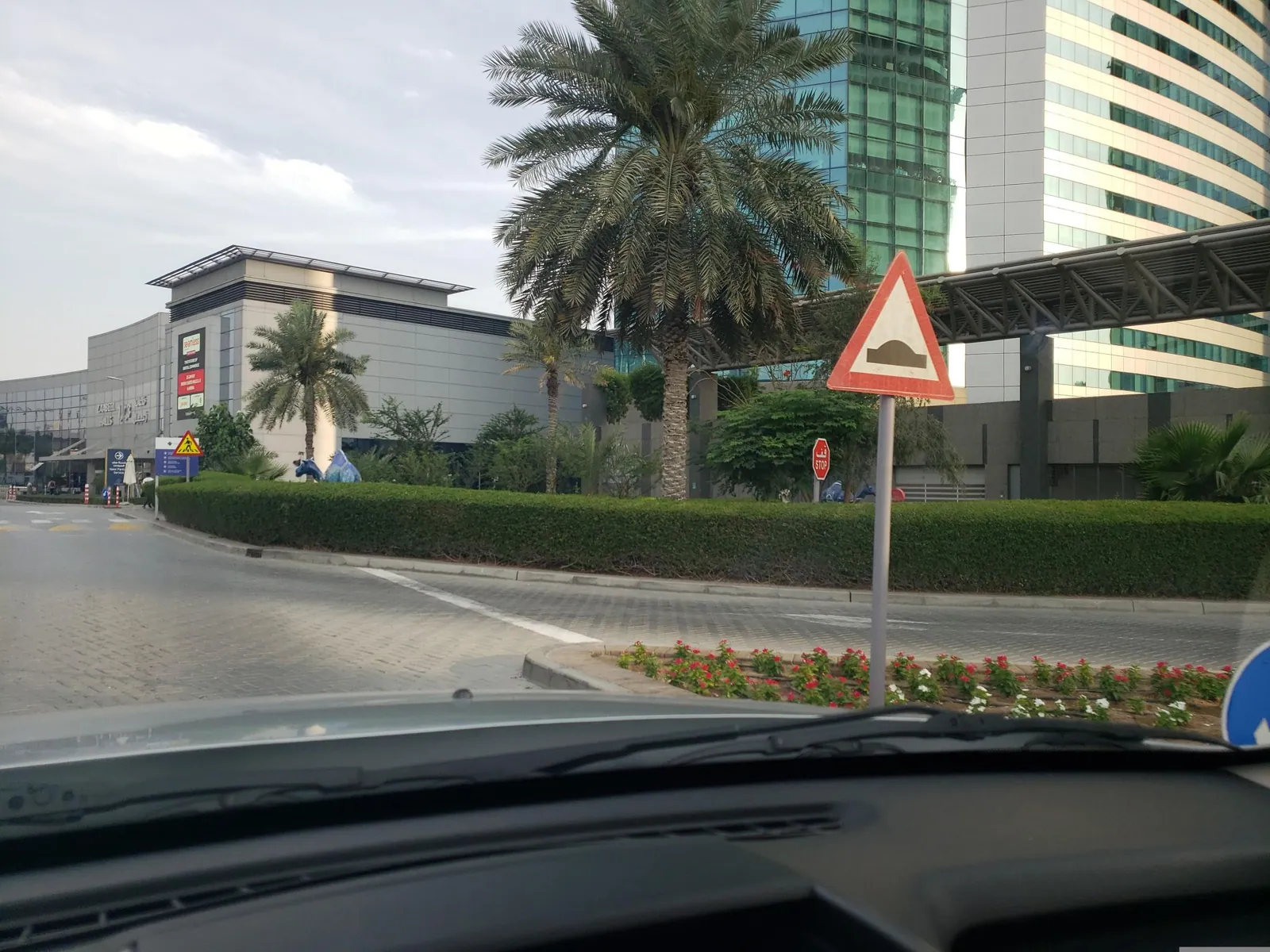 Vue depuis la rue, en direction de Jumeirah Living World Trade Centre Residence, Suites and Hotel Apartments (photo Mapillary)