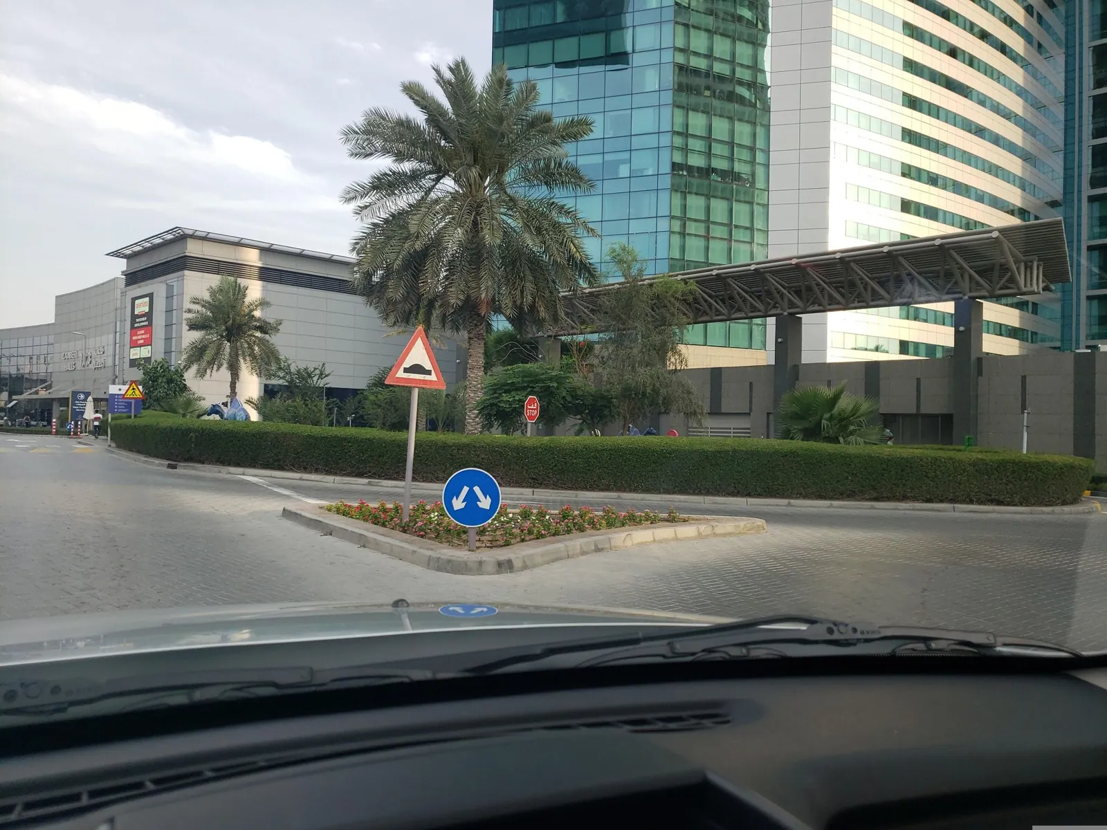 Vue depuis la rue, en direction de Jumeirah Living World Trade Centre Residence, Suites and Hotel Apartments (photo Mapillary)