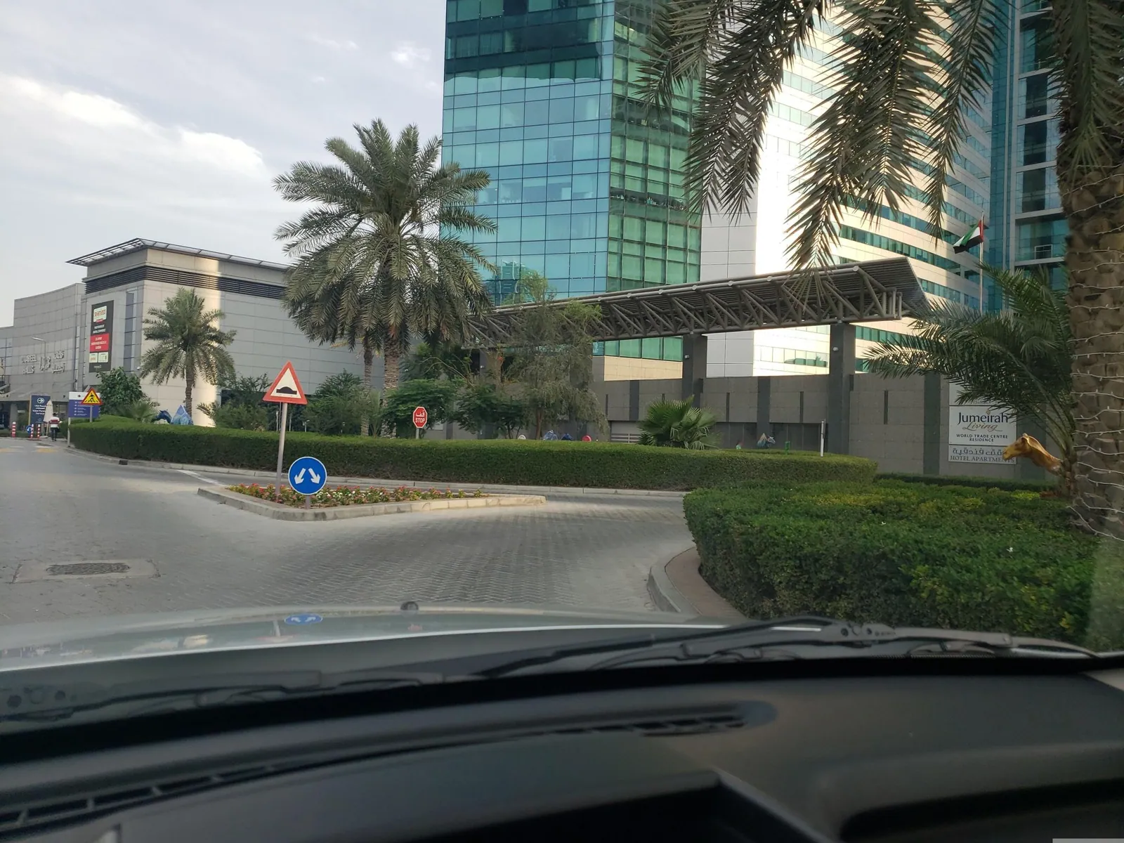 Vue depuis la rue, en direction de Jumeirah Living World Trade Centre Residence, Suites and Hotel Apartments (photo Mapillary)