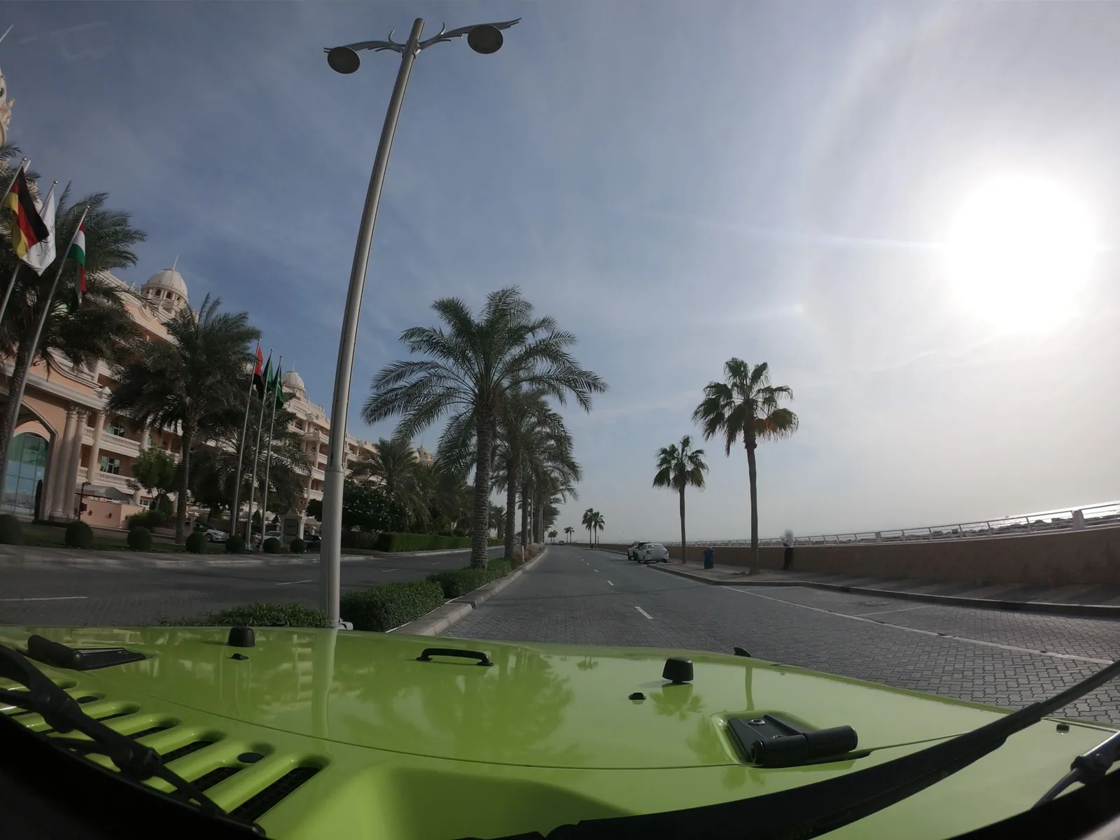 Vue depuis la rue, en direction de Kempinski Hotel & Residences Palm Jumeirah (photo Mapillary)