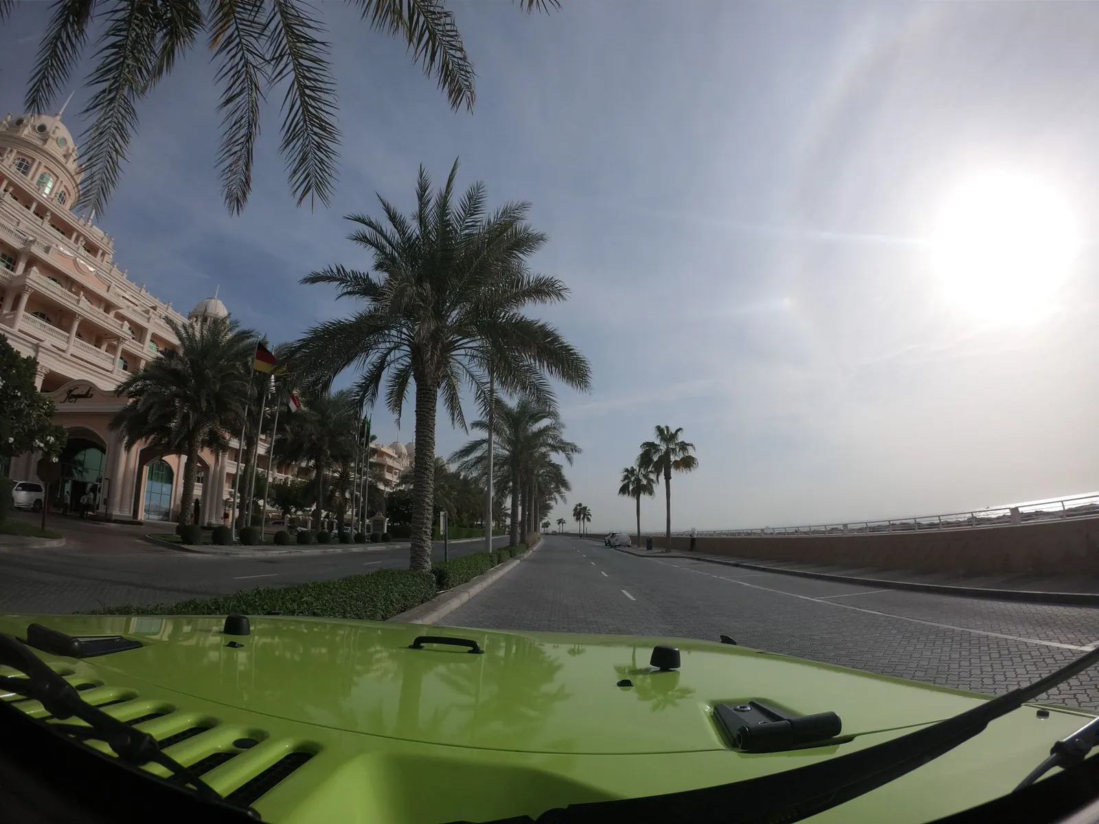 Vue depuis la rue, en direction de Kempinski Hotel & Residences Palm Jumeirah (photo Mapillary)