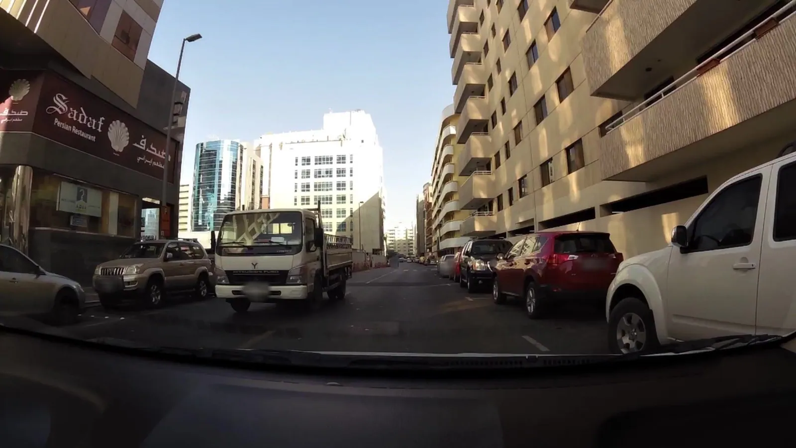 Vue depuis la rue, en direction de Khalidia Palace Hotel Dubai (photo Mapillary)