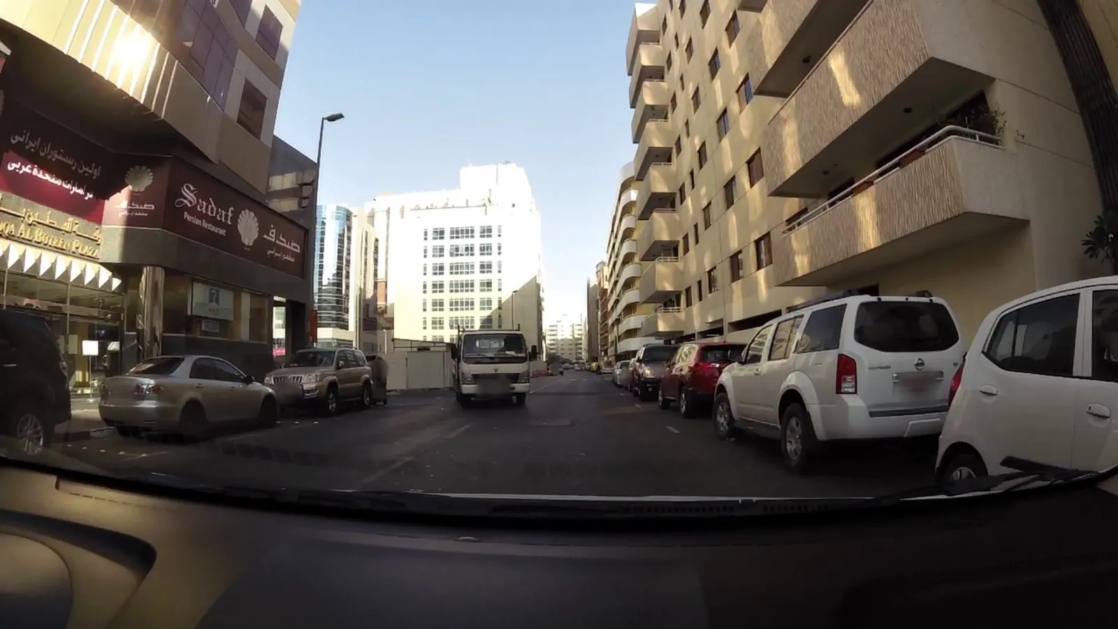 Vue depuis la rue, en direction de Khalidia Palace Hotel Dubai (photo Mapillary)