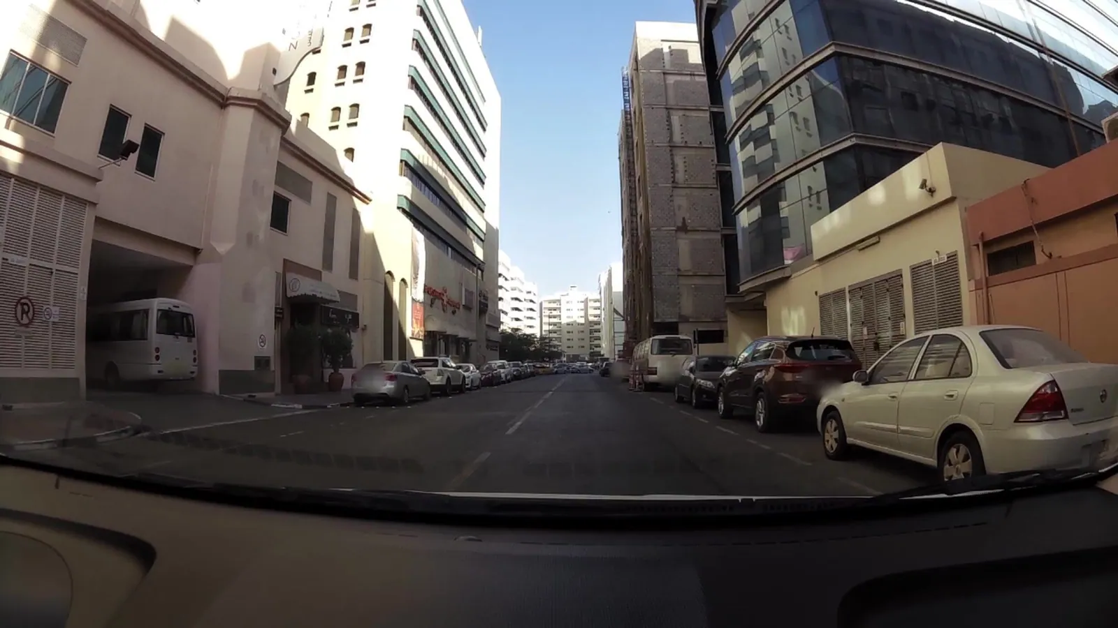 Vue depuis la rue, en direction de Landmark Premier Hotel (photo Mapillary)