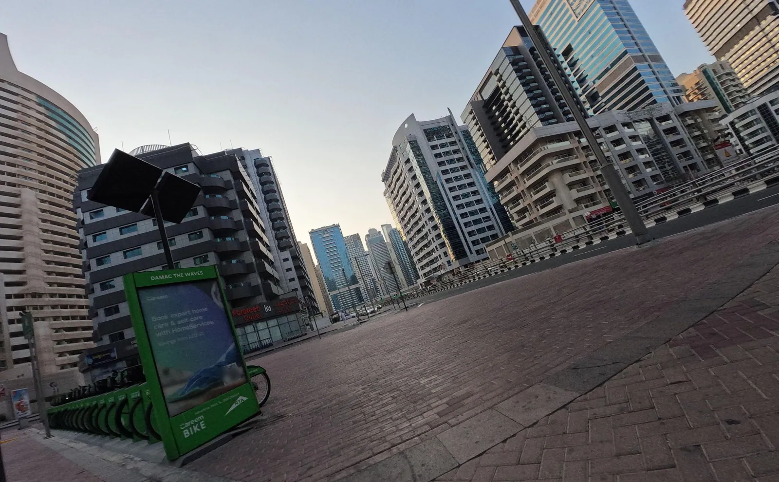 Vue depuis la rue, en direction de Marina Byblos Hotel (photo Mapillary)