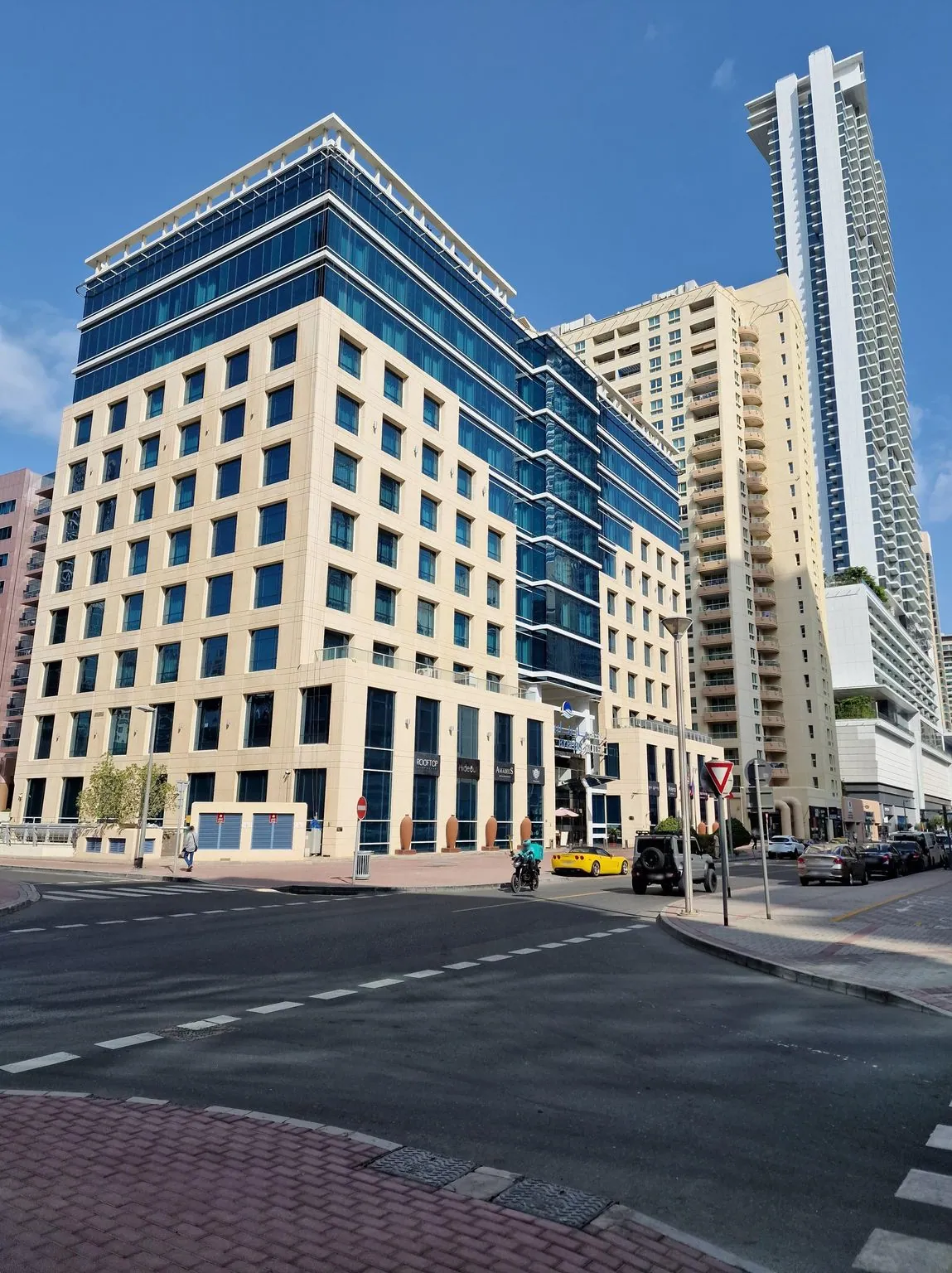 Vue depuis la rue, en direction de Marina Byblos Hotel (photo Mapillary)