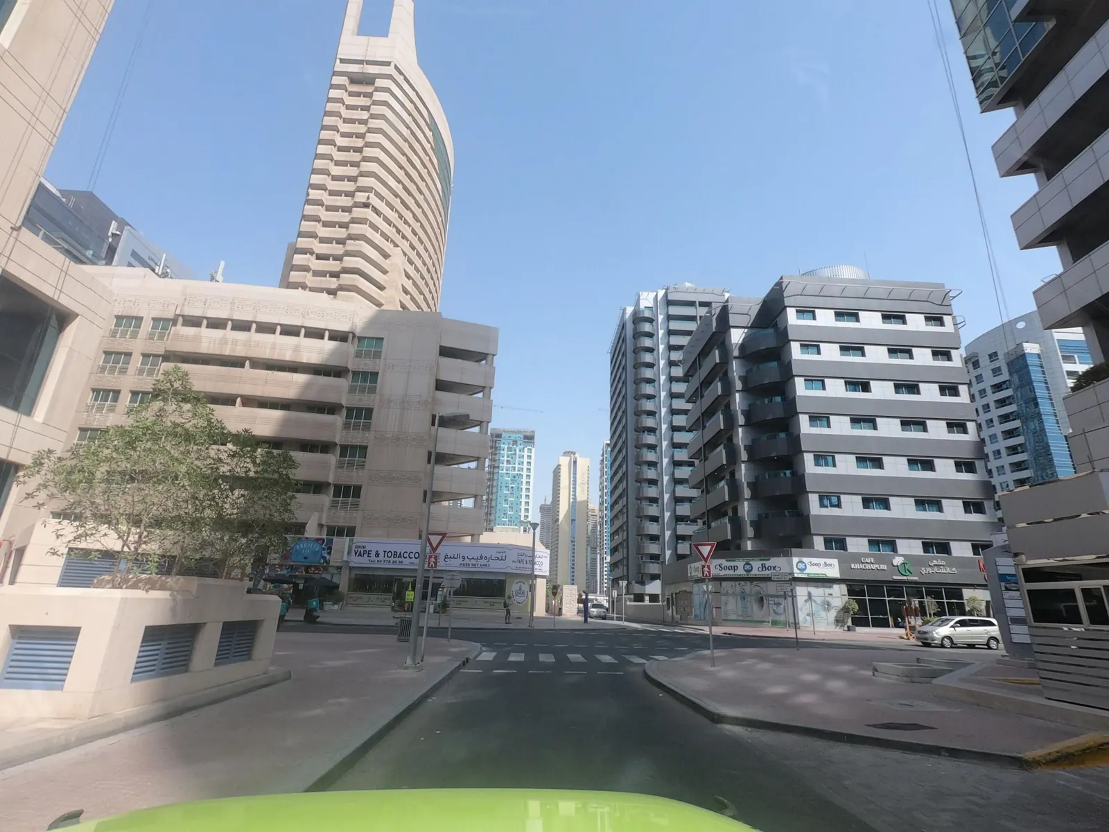 Vue depuis la rue, en direction de Marina Byblos Hotel (photo Mapillary)