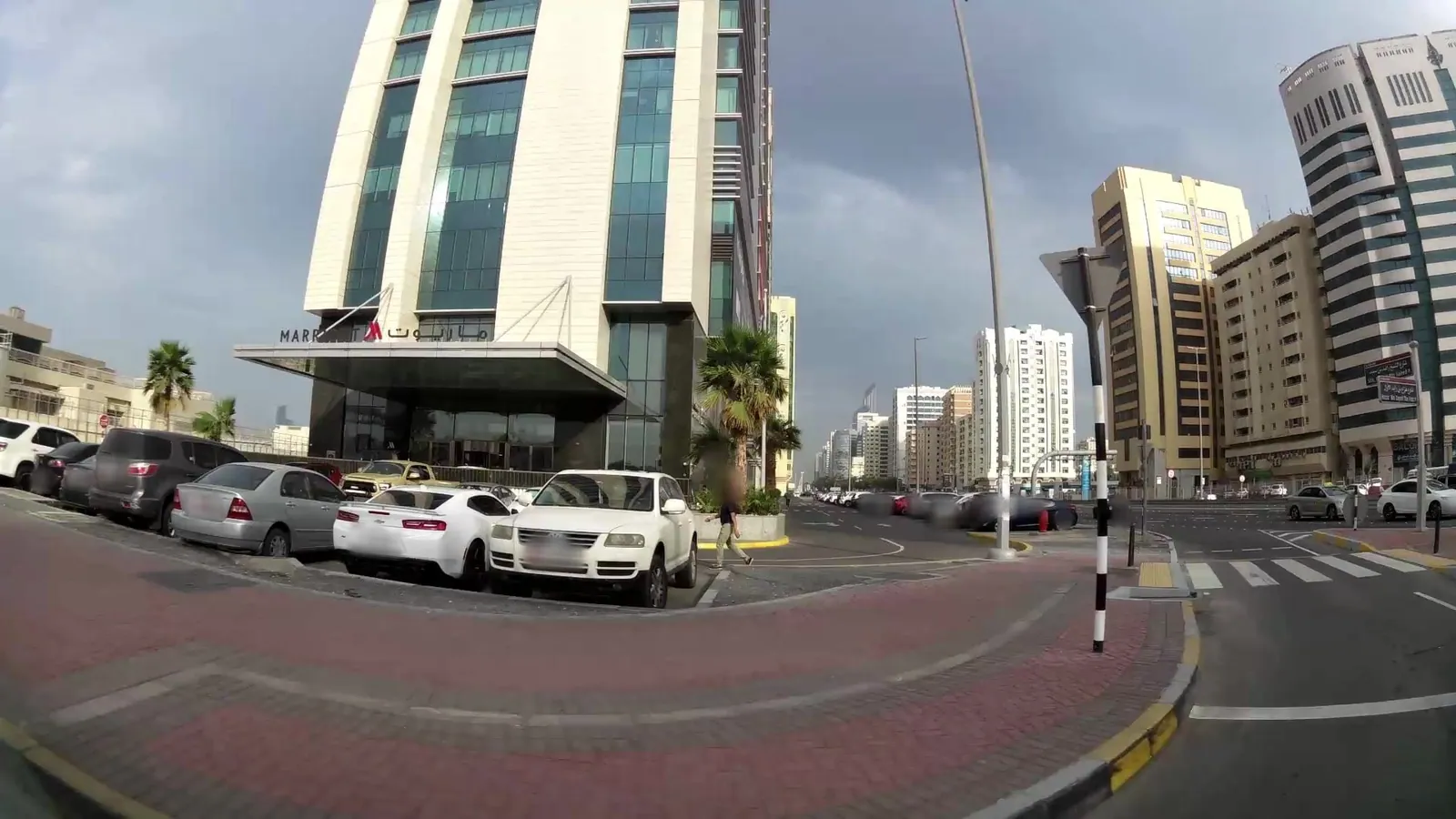 Vue depuis la rue, en direction de Marriott Hotel Downtown Abu Dhabi (photo Mapillary)