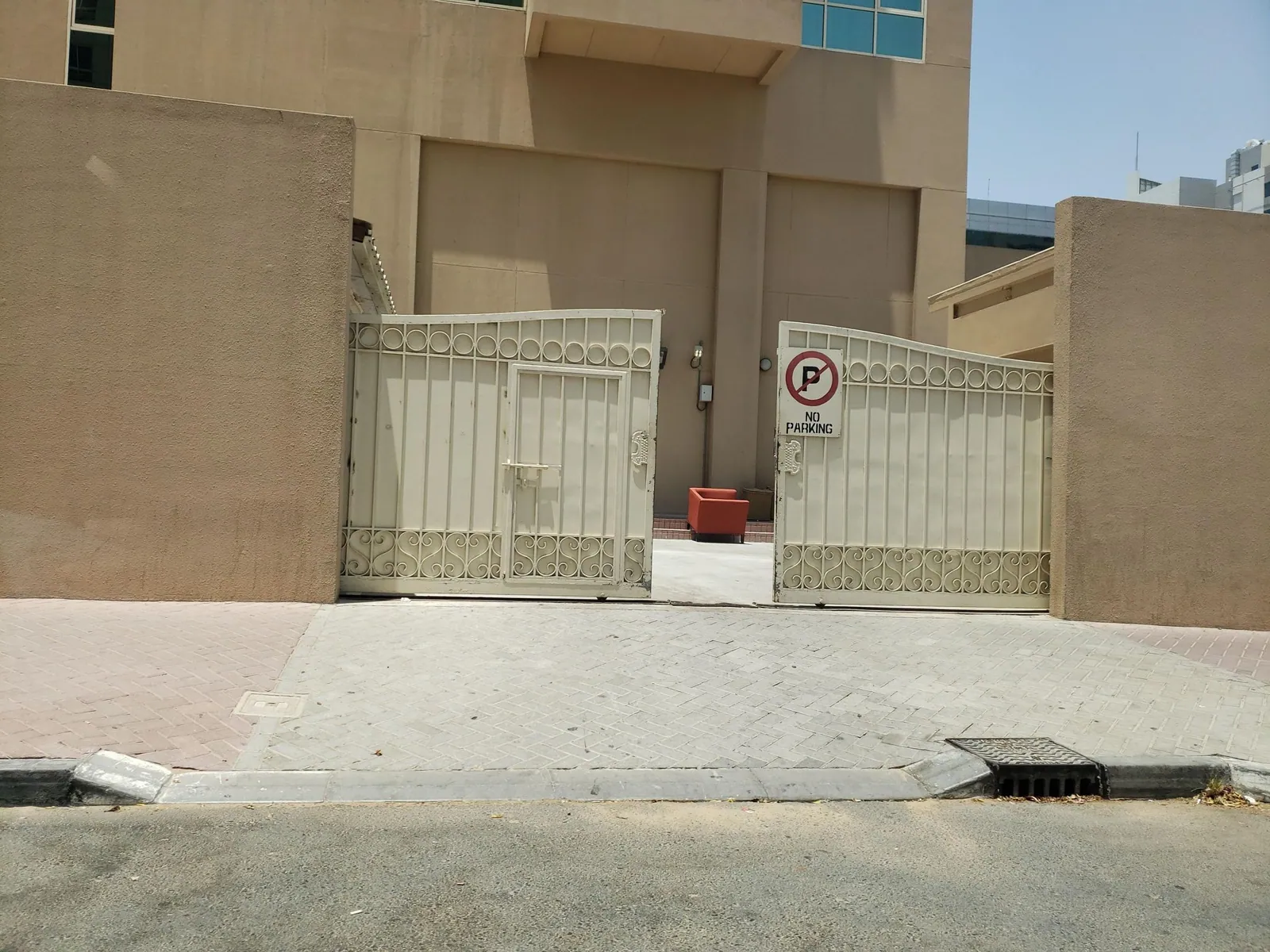 Vue depuis la rue, en direction de Marriott Executive Apartments Dubai Creek (photo Mapillary)