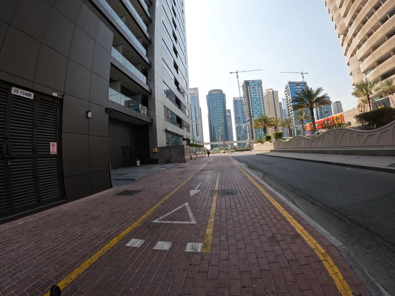 Vue depuis la rue, en direction de Millennium Place Dubai Marina (photo Mapillary)