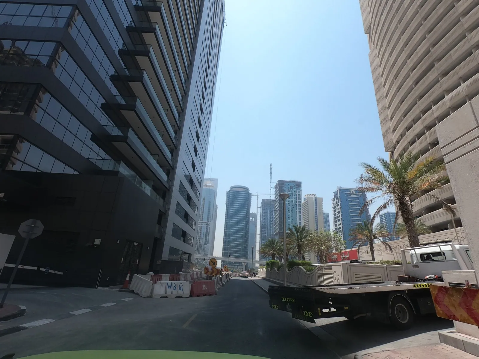 Vue depuis la rue, en direction de Millennium Place Dubai Marina (photo Mapillary)