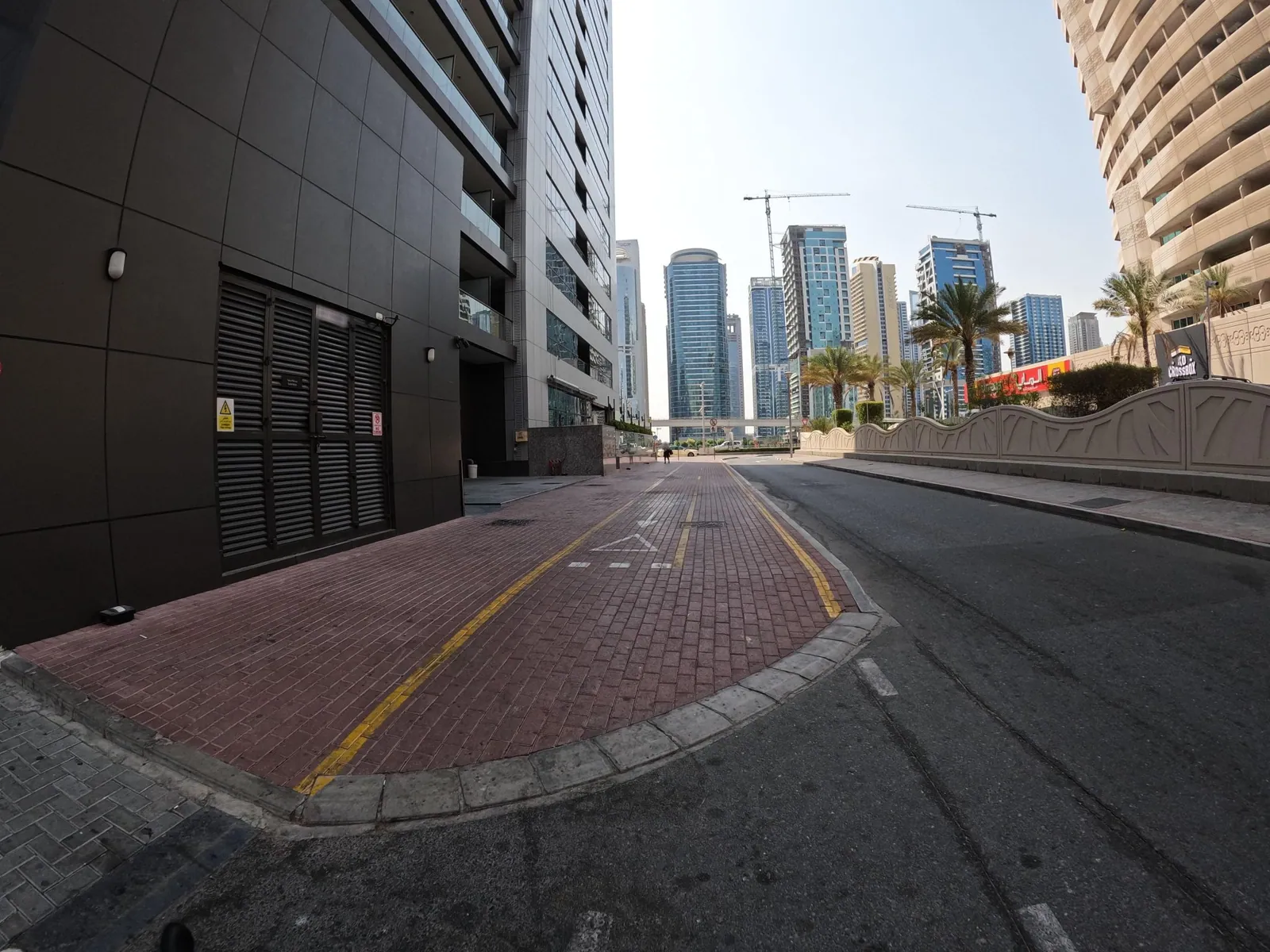 Vue depuis la rue, en direction de Millennium Place Dubai Marina (photo Mapillary)
