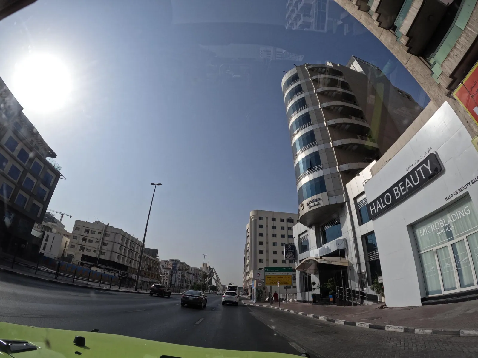Vue depuis la rue, en direction de Monaco Hotel (photo Mapillary)
