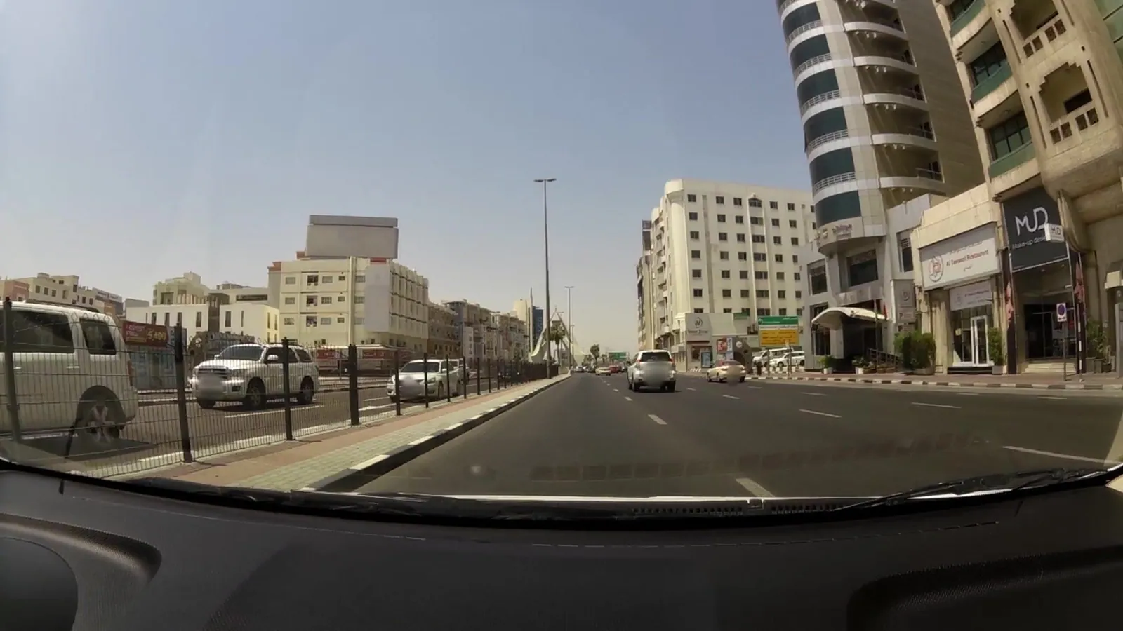 Vue depuis la rue, en direction de Monaco Hotel (photo Mapillary)