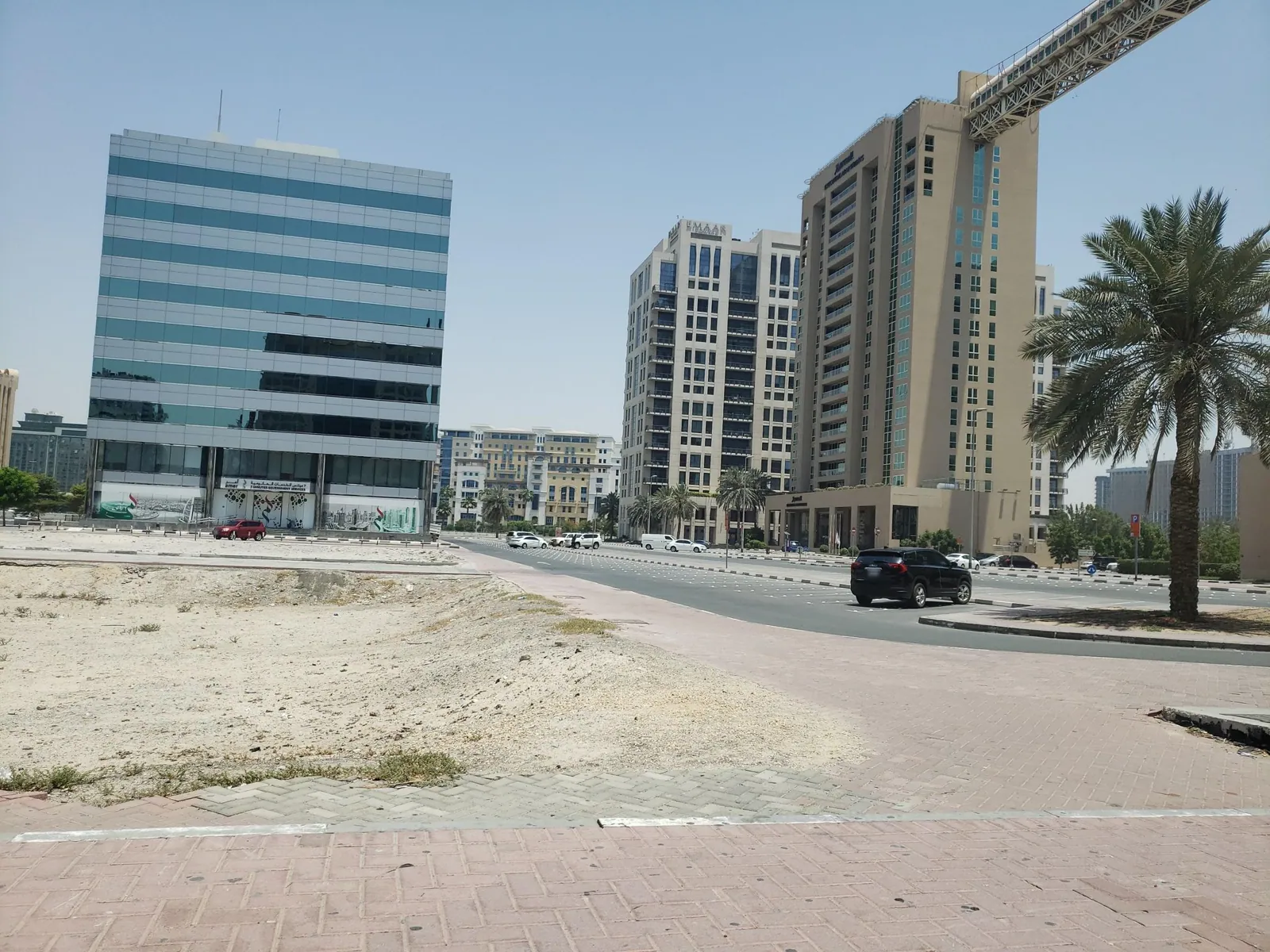 Vue depuis la rue, en direction de Moscow Hotel (photo Mapillary)