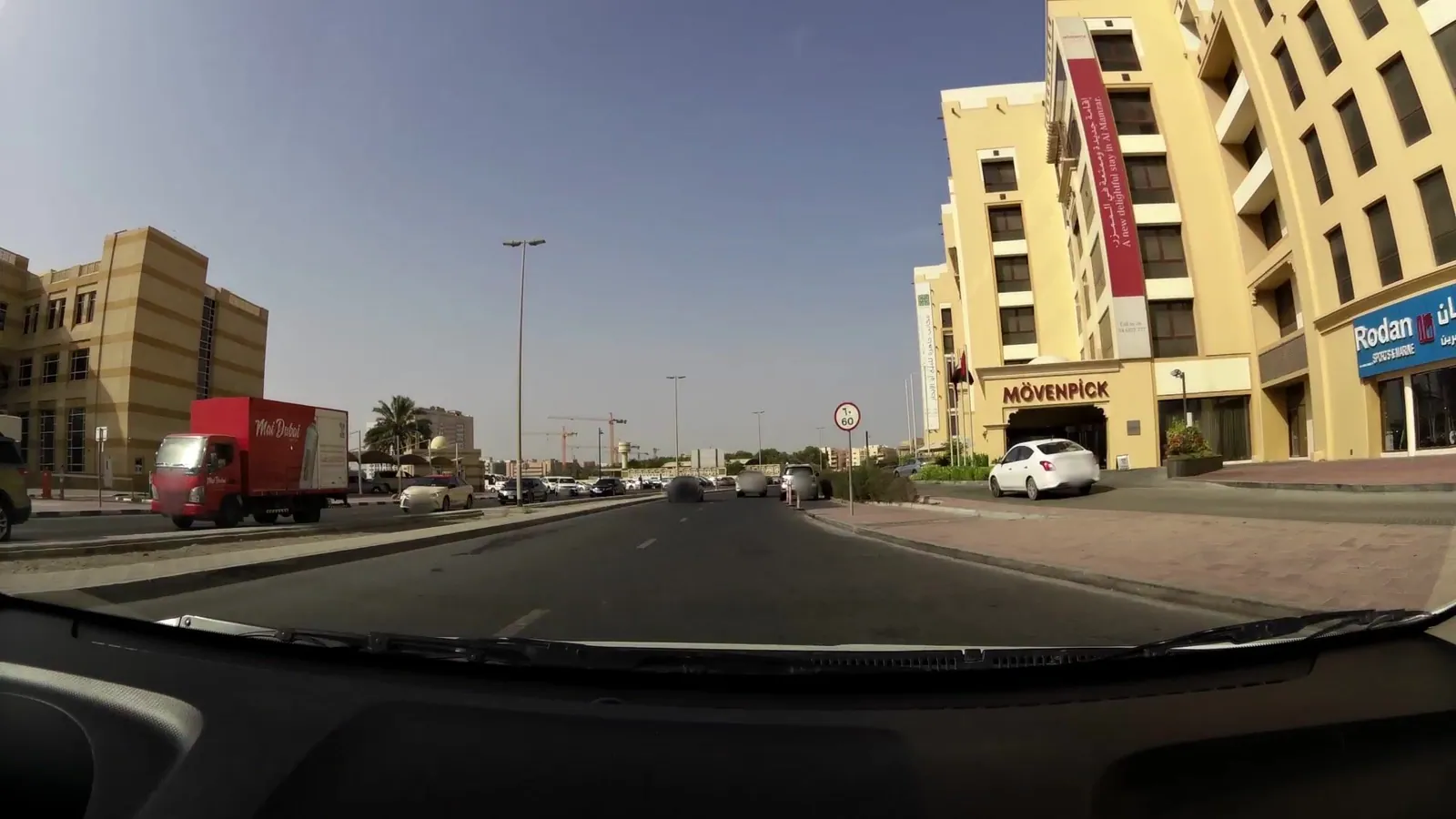 Vue depuis la rue, en direction de Mövenpick Hotel Apartments Al Mamzar Dubai (photo Mapillary)