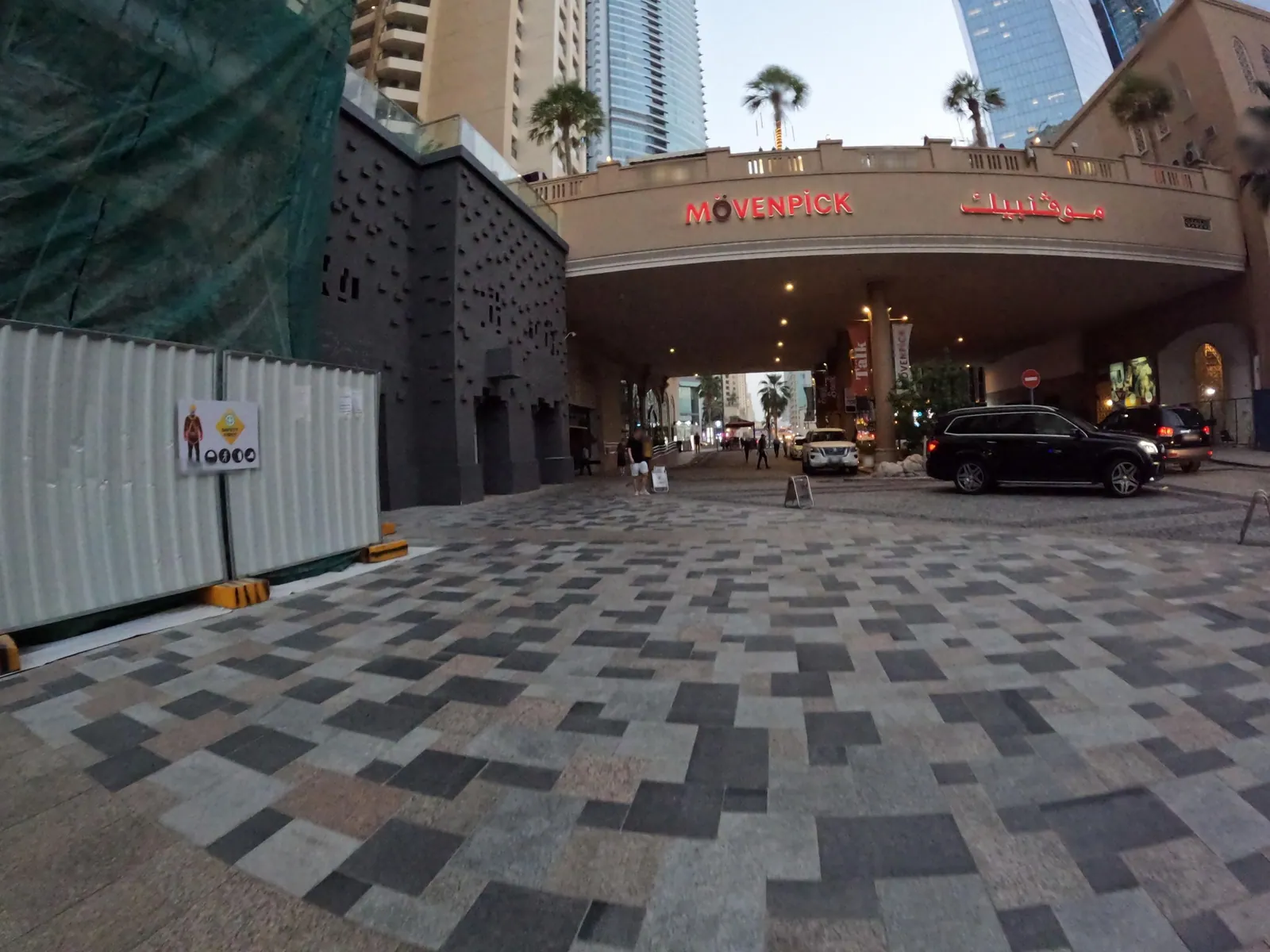 Vue depuis la rue, en direction de Mövenpick Hotel Jumeirah Beach (photo Mapillary)