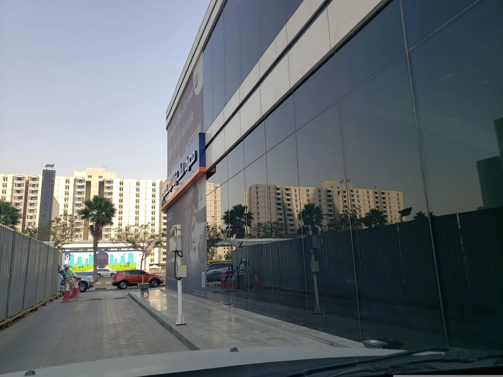Vue depuis la rue, en direction de Nassima Tower Hotel Apartments (photo Mapillary)