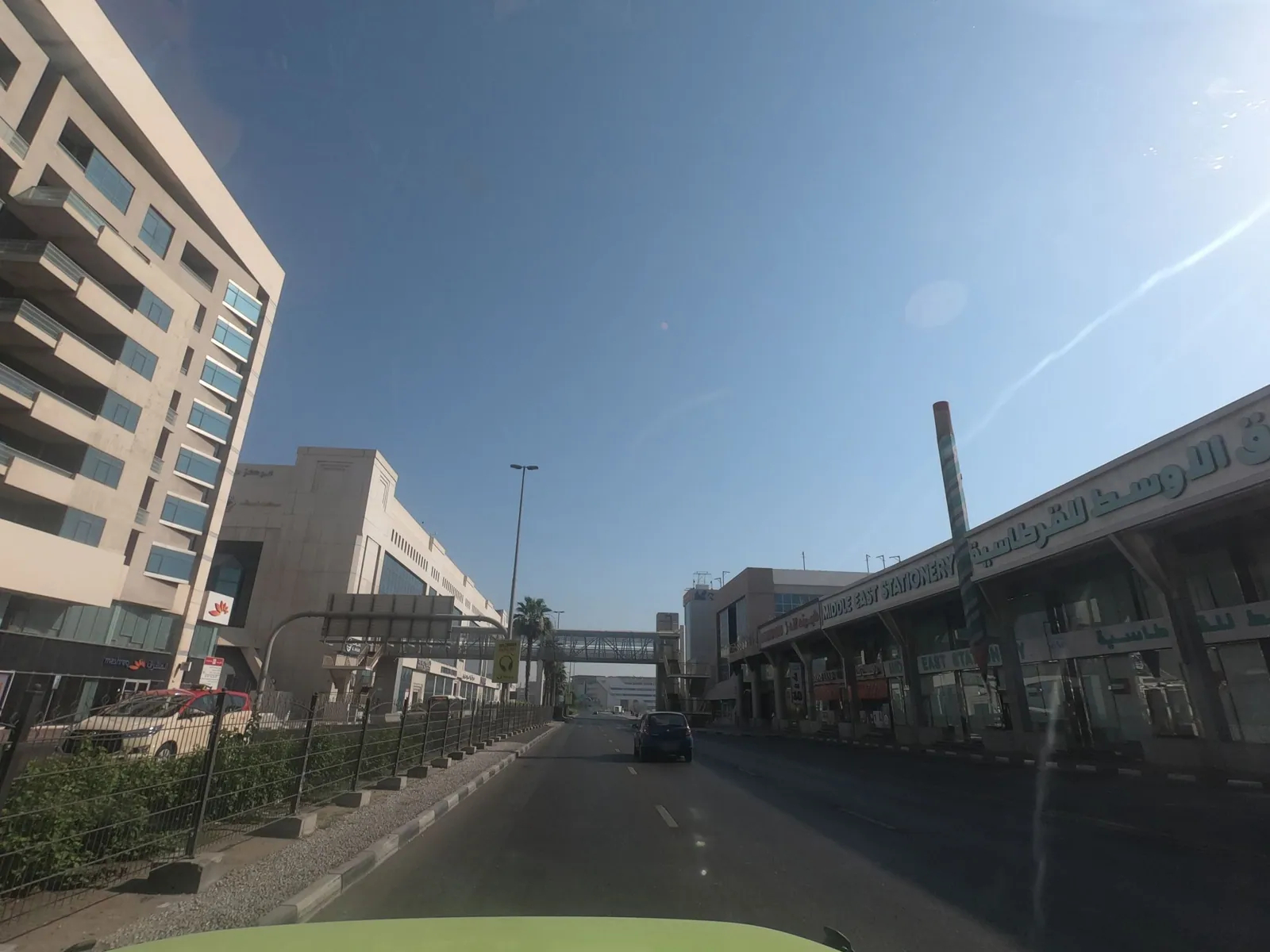 Vue depuis la rue, en direction de Nojoum Hotel Apartments LLC (photo Mapillary)