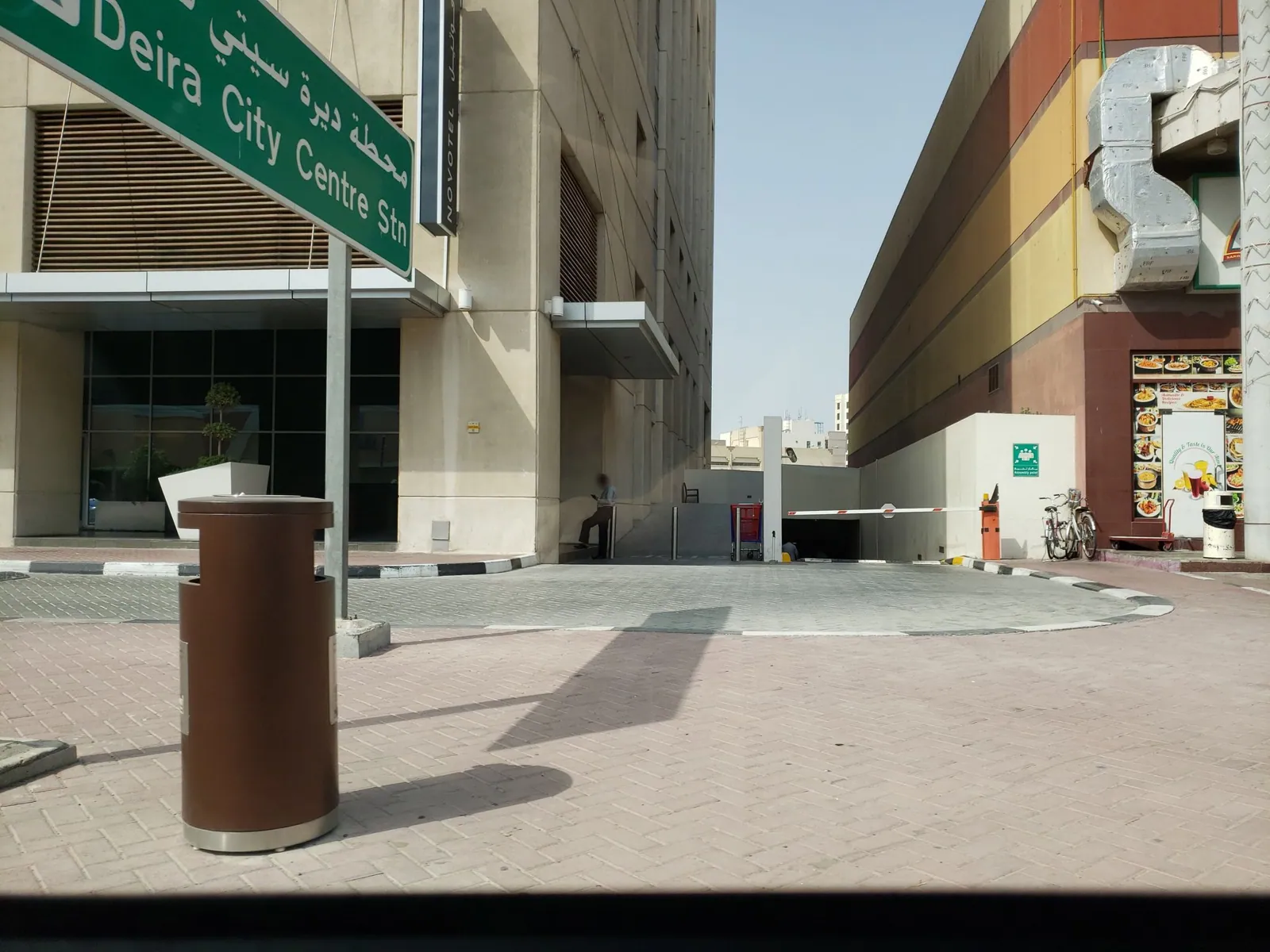 Vue depuis la rue, en direction de Novotel Dubai Deira City Centre (photo Mapillary)