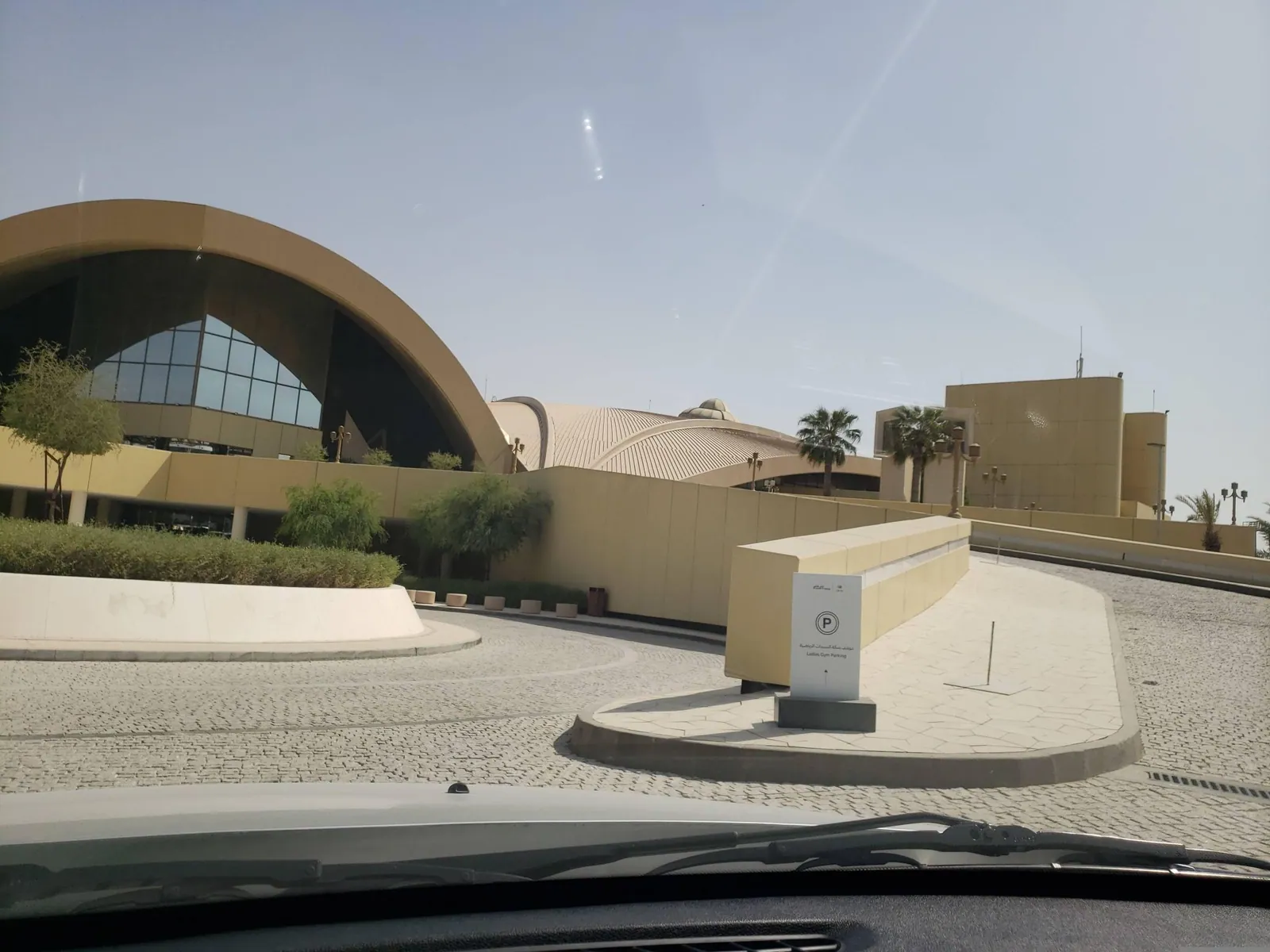 Vue depuis la rue, en direction de Officers Club & Hotel (photo Mapillary)