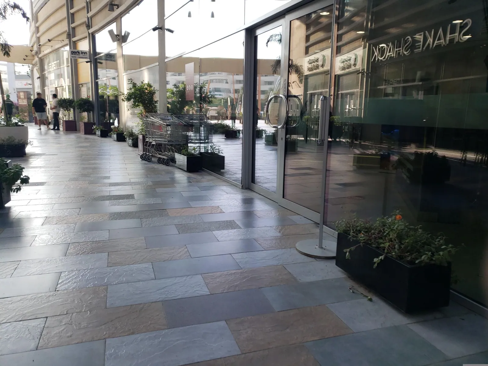 Vue depuis la rue, en direction de Park Inn by Radisson Dubai Motor City (photo Mapillary)