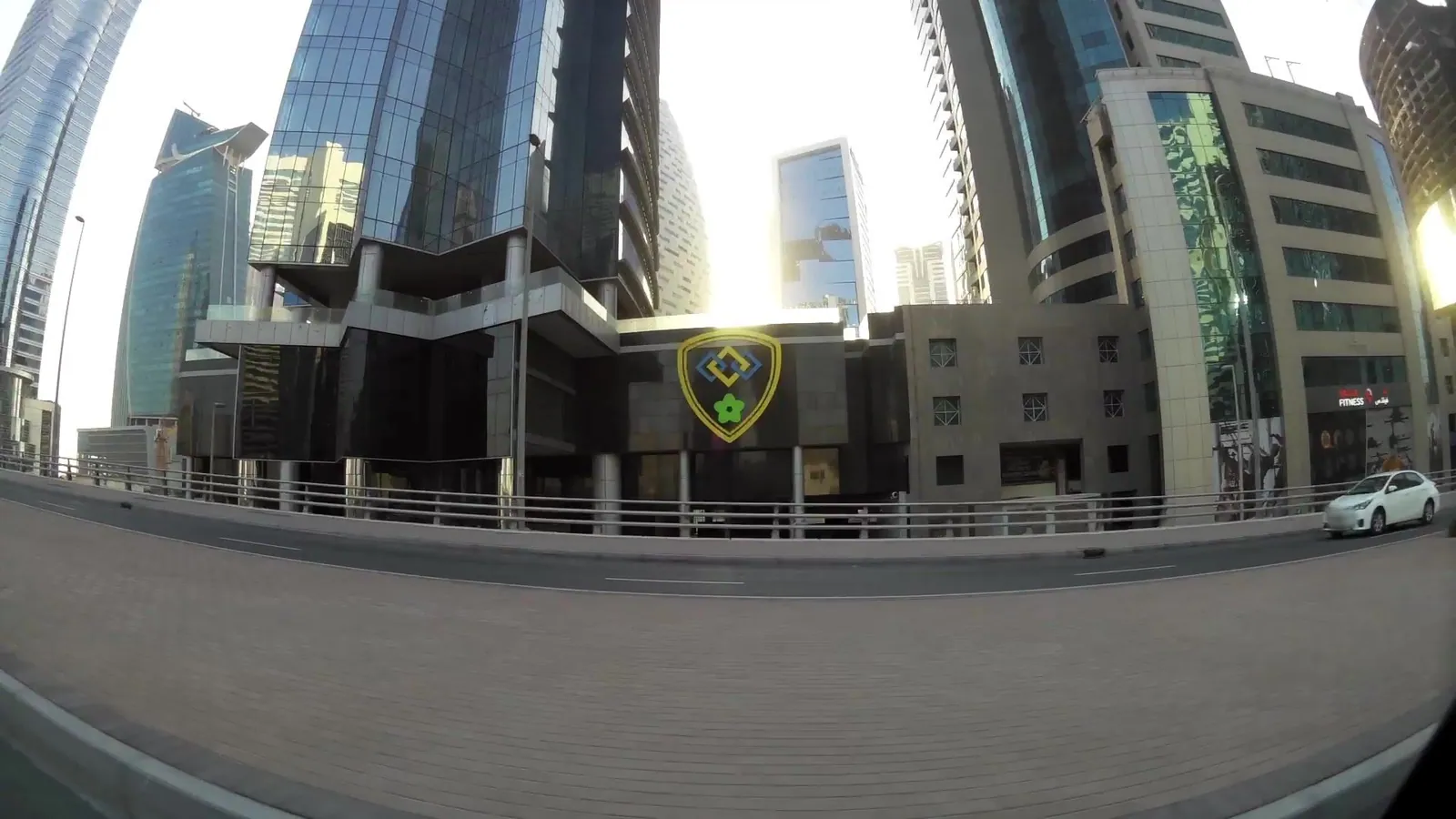 Vue depuis la rue, en direction de Park Regis Business Bay Hotel (photo Mapillary)
