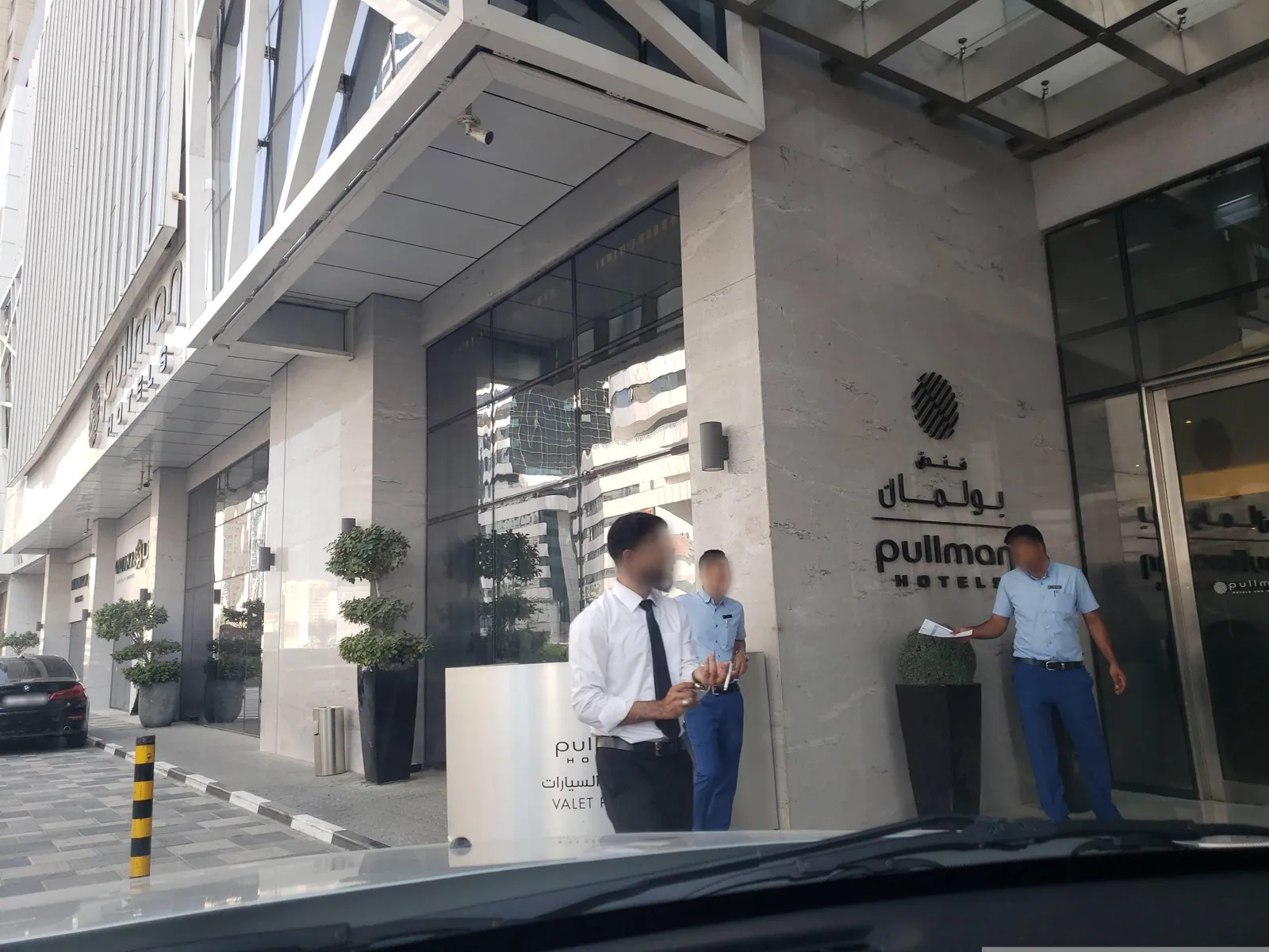 Vue depuis la rue, en direction de Pullman Sharjah (photo Mapillary)